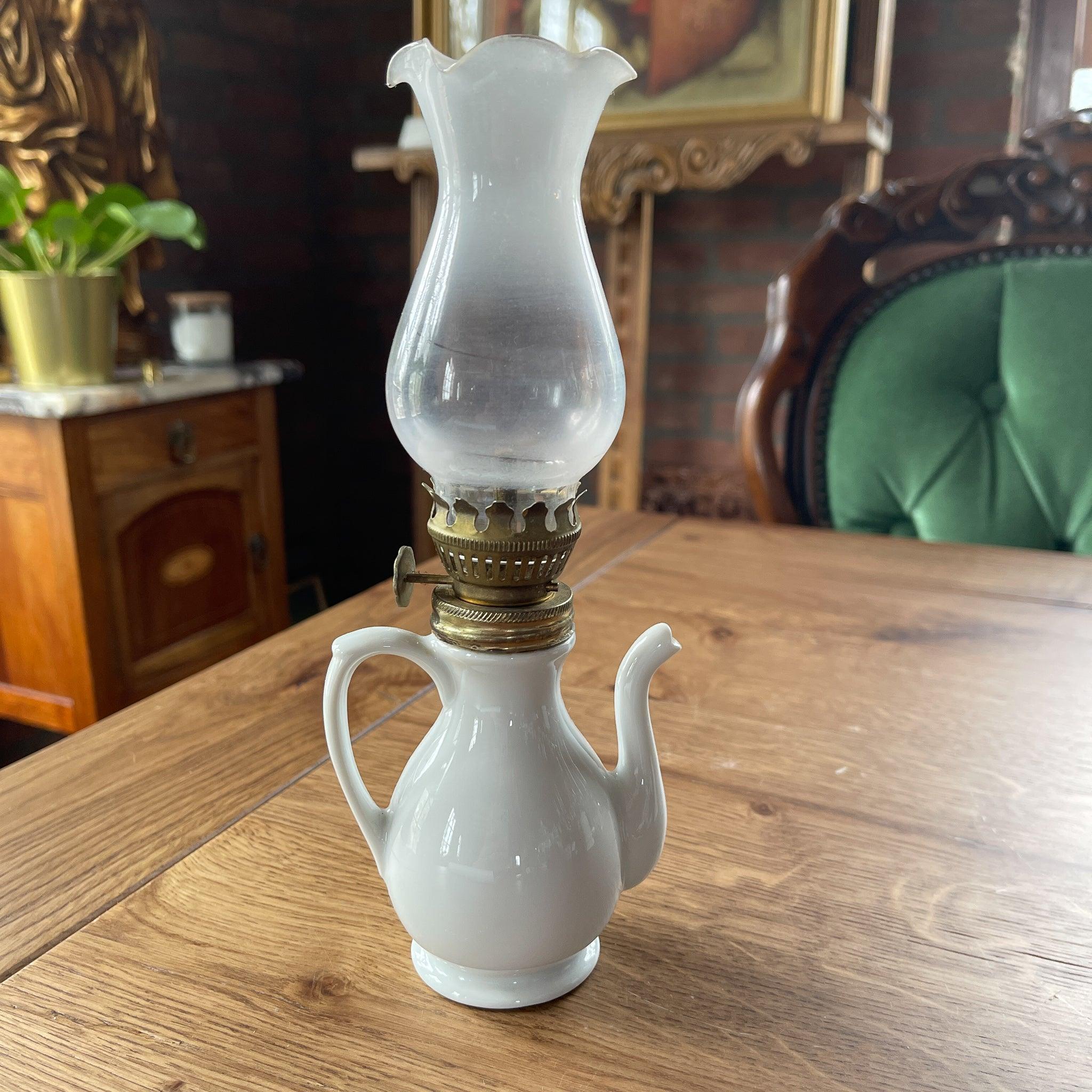 Antiek wit porseleinen olielamp theepotje - Bamestra Curiosa