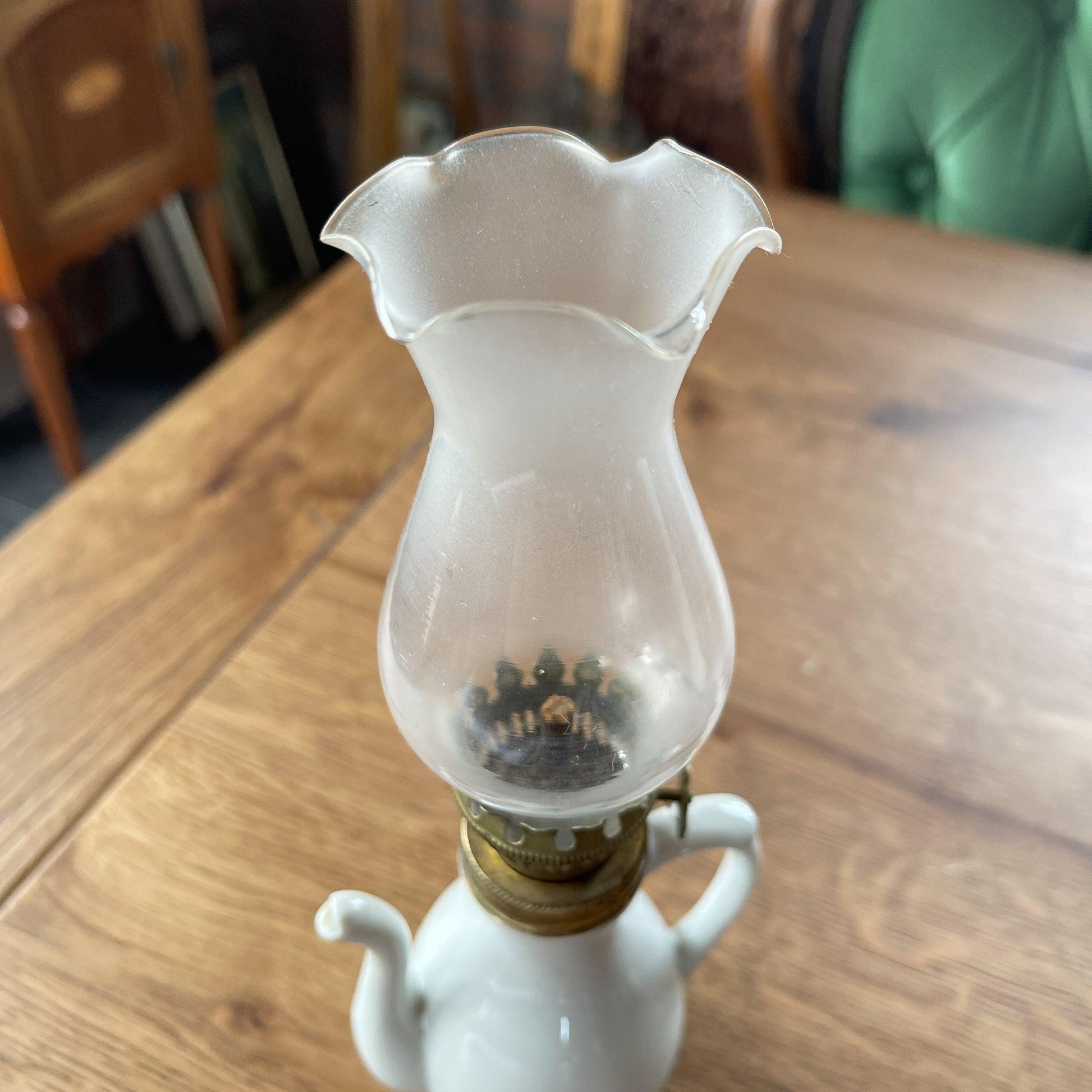 Antiek wit porseleinen olielamp theepotje - Bamestra Curiosa