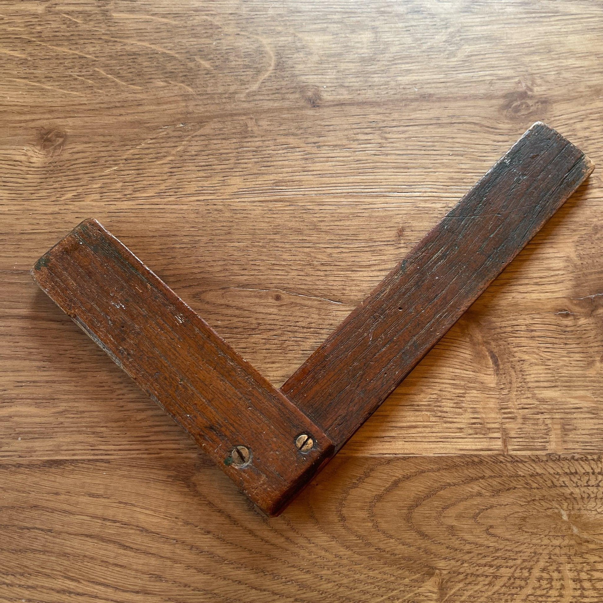 Antieke haakse hoek van hout - Bamestra Curiosa