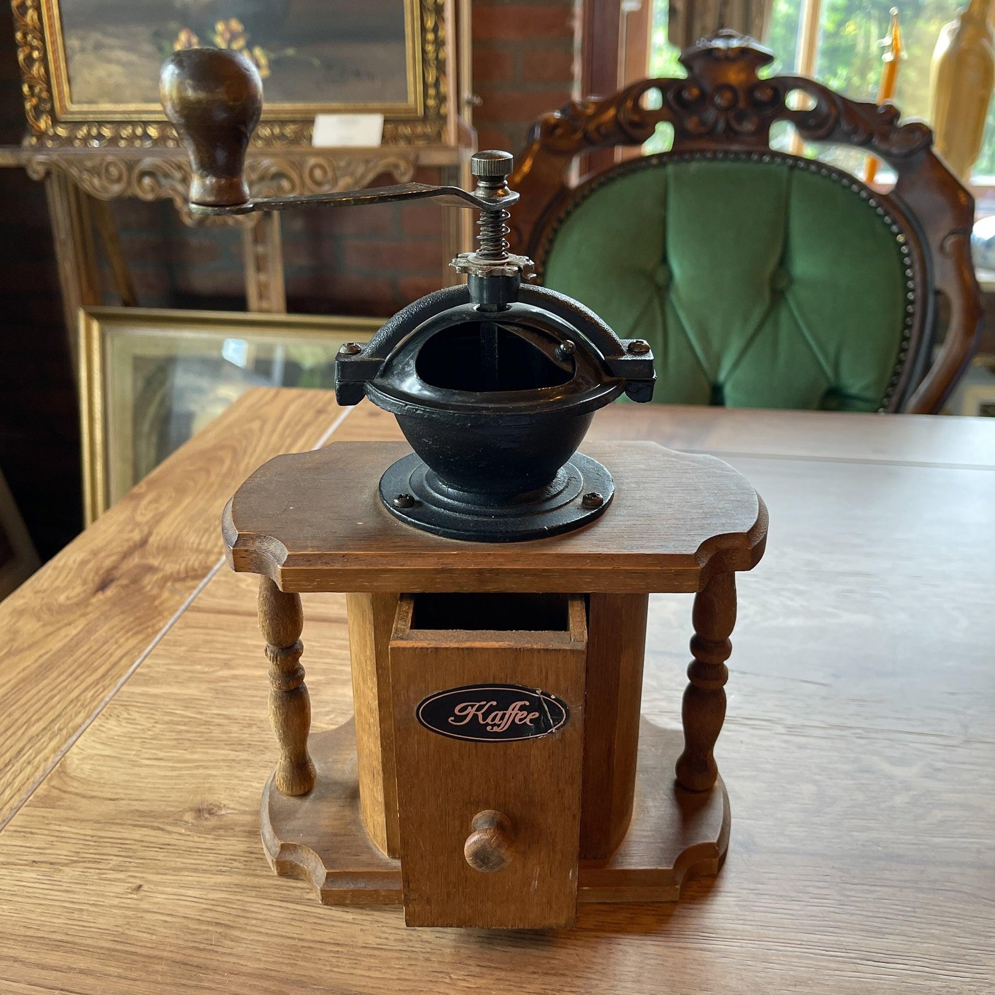 Antieke koffiemolen - Bamestra Curiosa