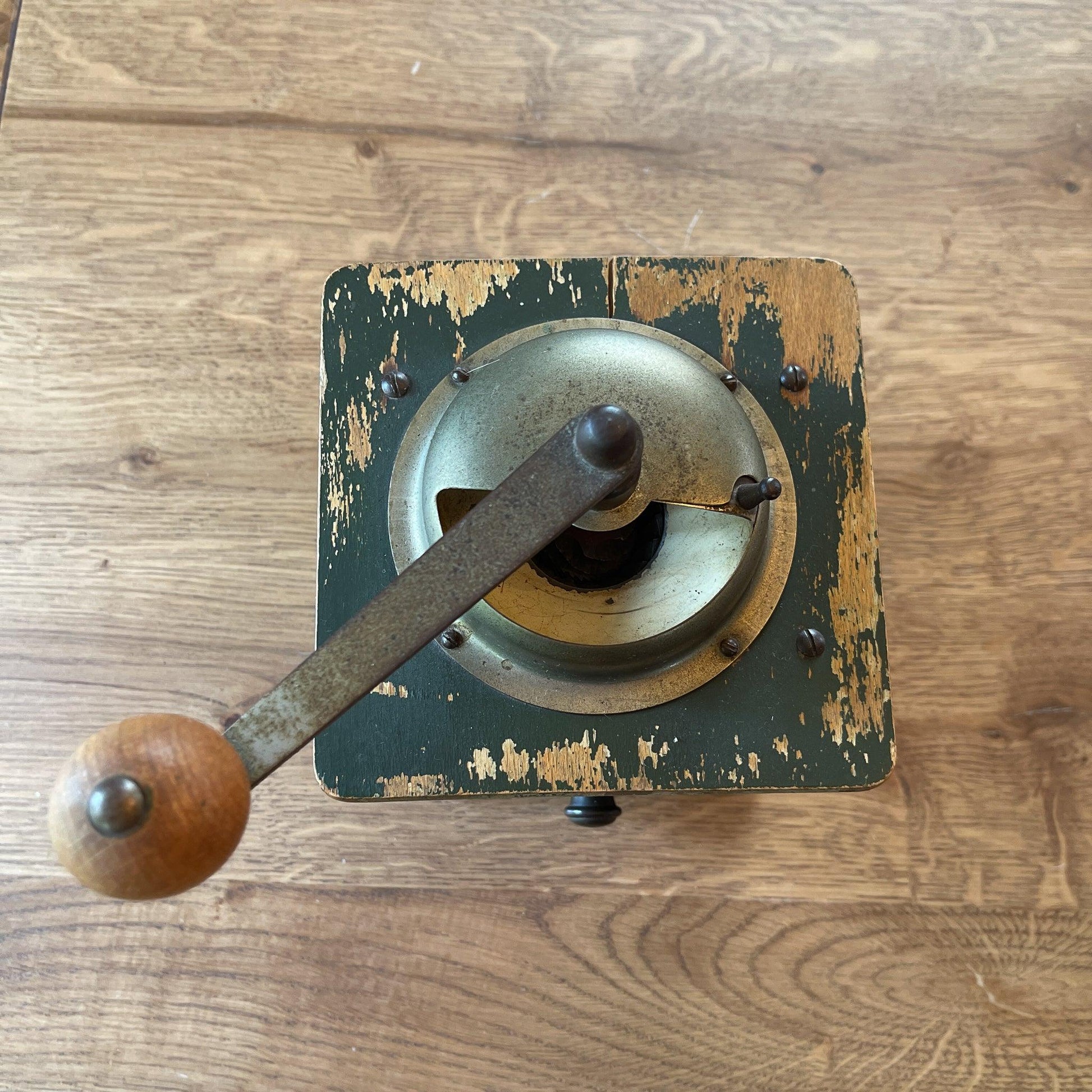 Antieke koffiemolen - Bamestra Curiosa