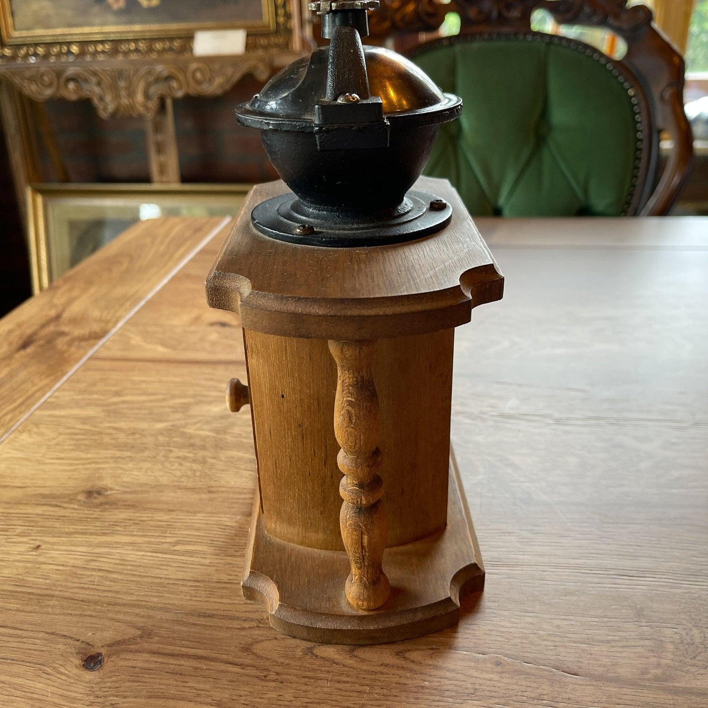 Antieke koffiemolen - Bamestra Curiosa