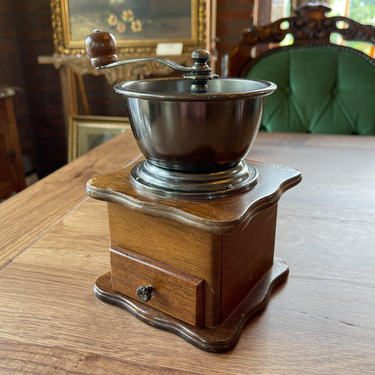 Antieke koffiemolen - Bamestra Curiosa