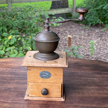 Antieke koffiemolen - Bamestra Curiosa