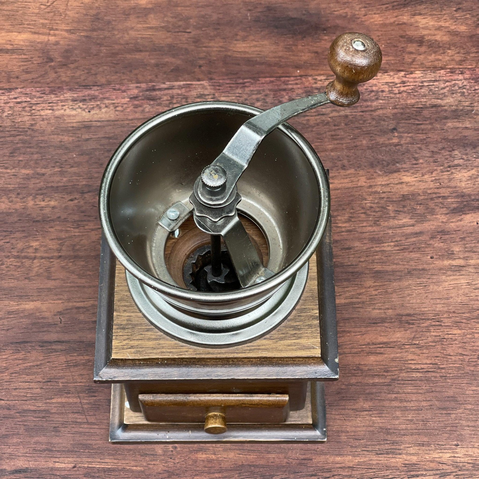 Antieke koffiemolen - Bamestra Curiosa