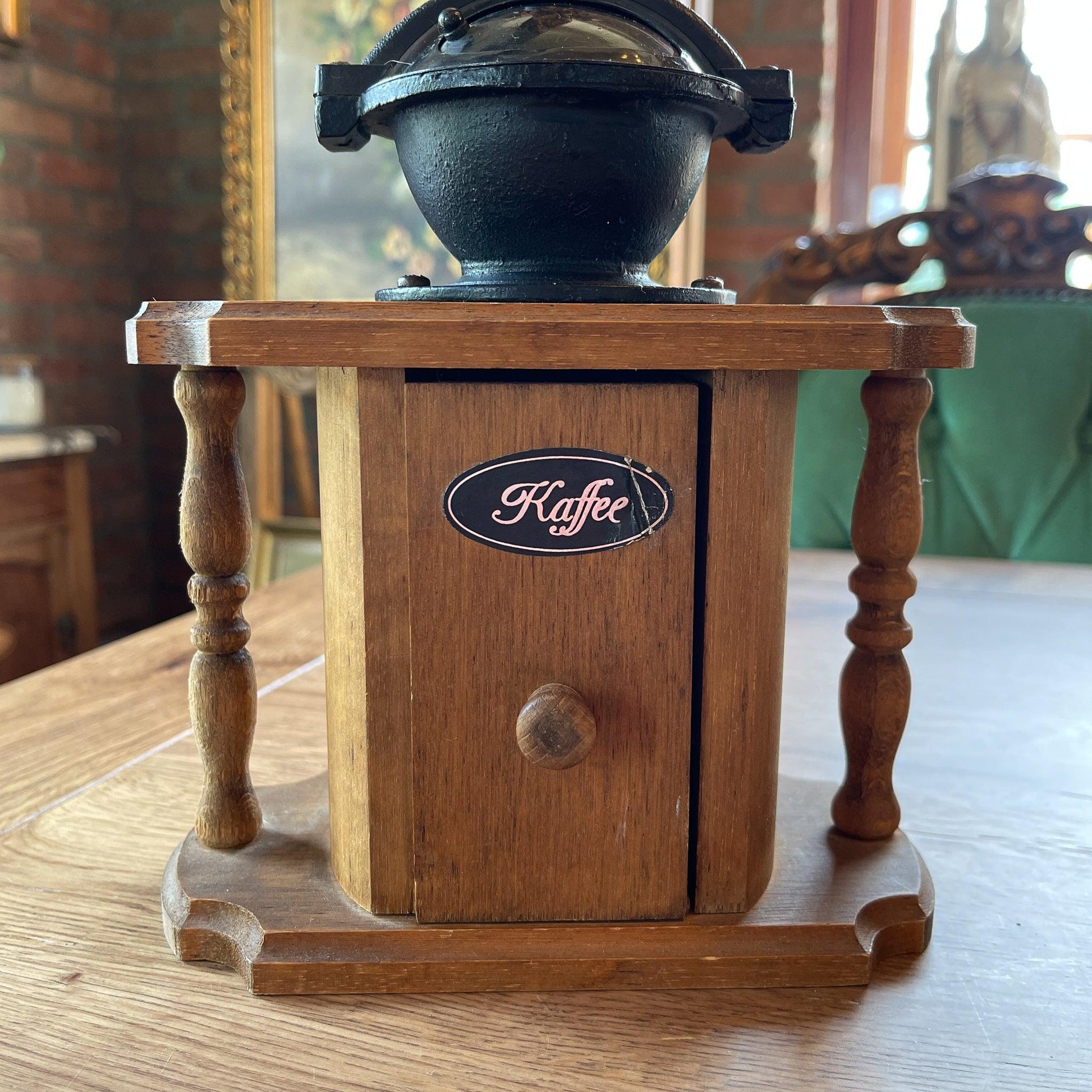 Antieke koffiemolen - Bamestra Curiosa