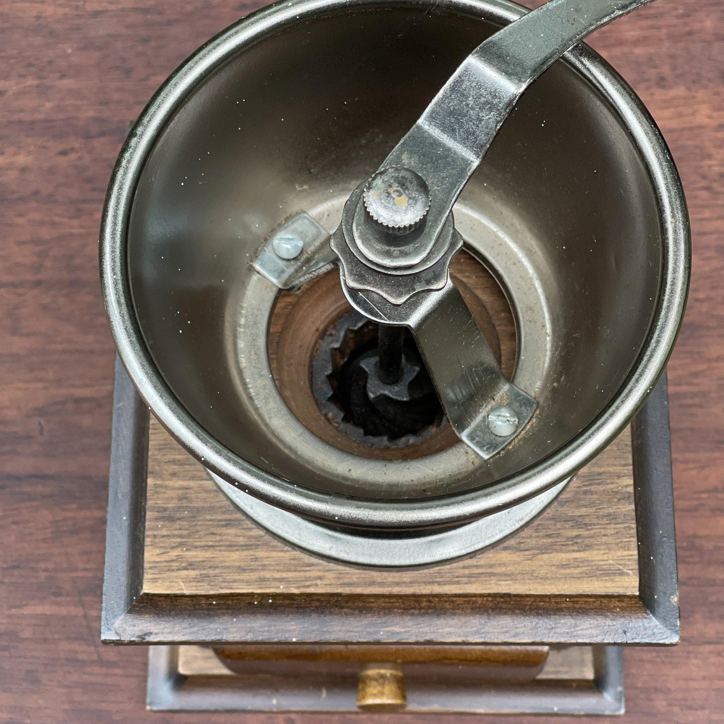 Antieke koffiemolen - Bamestra Curiosa