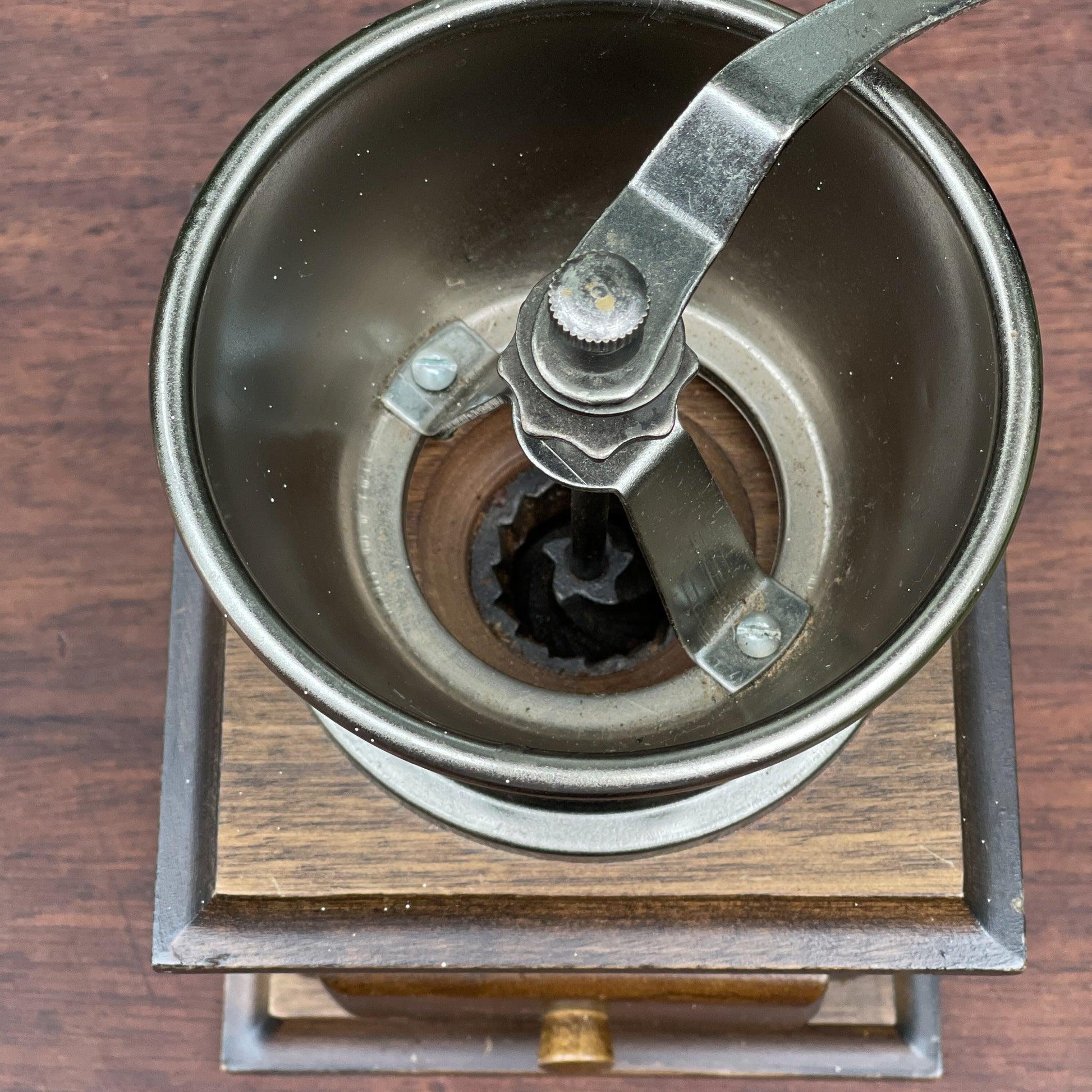 Antieke koffiemolen - Bamestra Curiosa