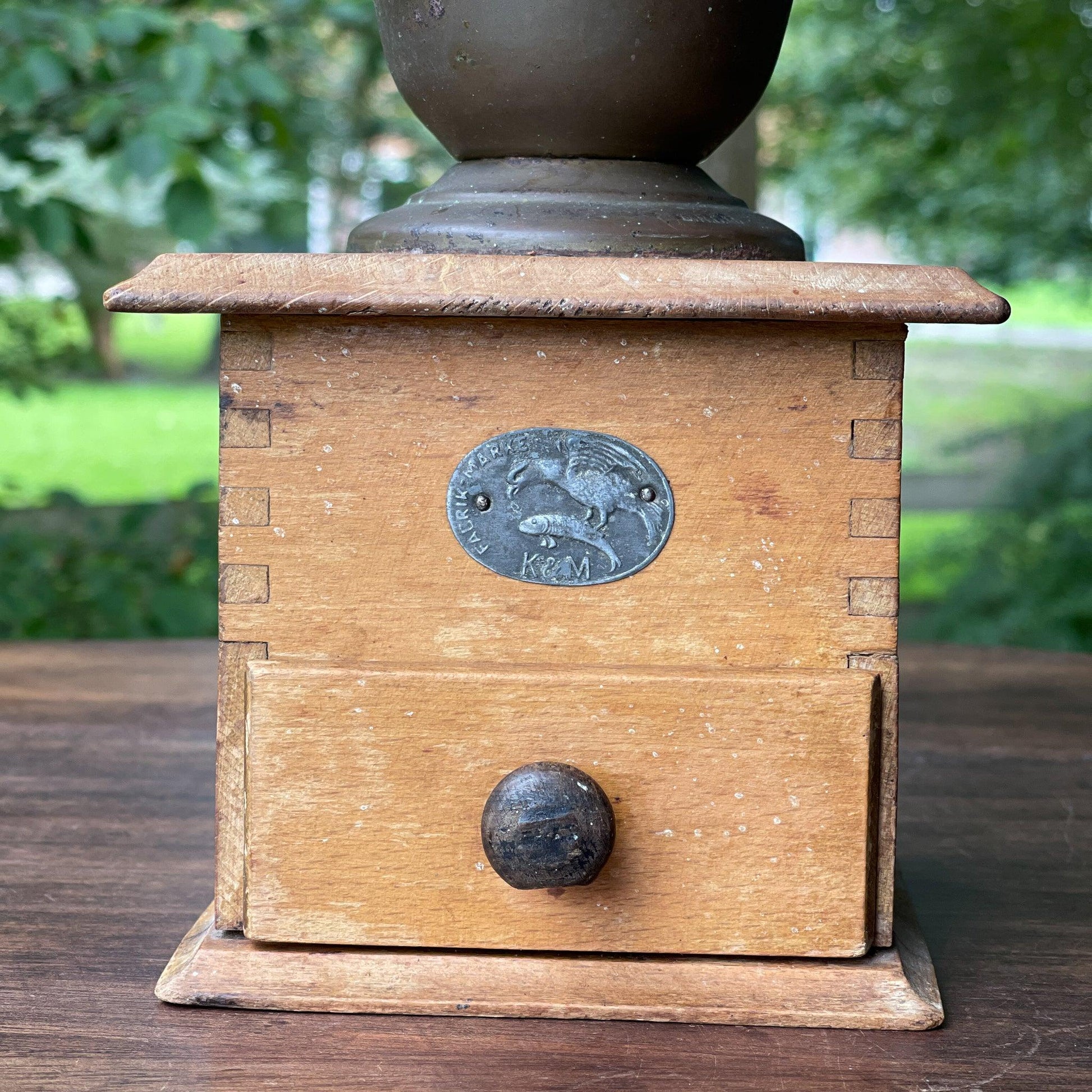 Antieke koffiemolen - Bamestra Curiosa