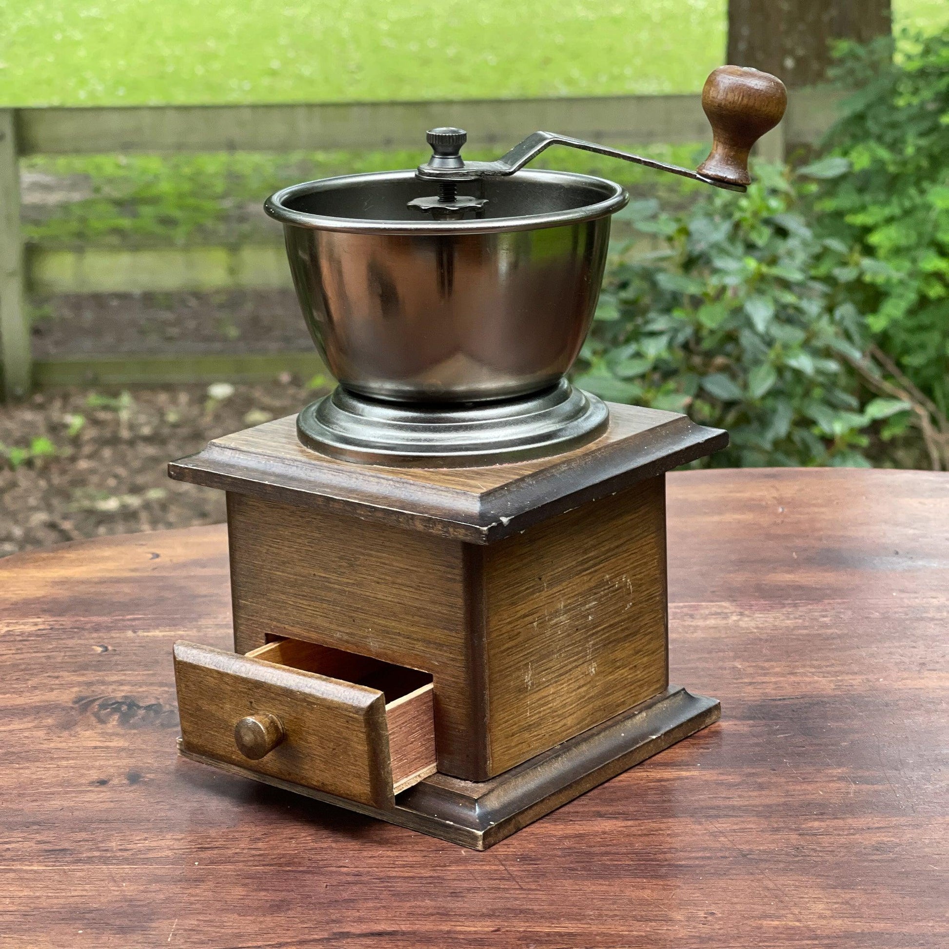 Antieke koffiemolen - Bamestra Curiosa