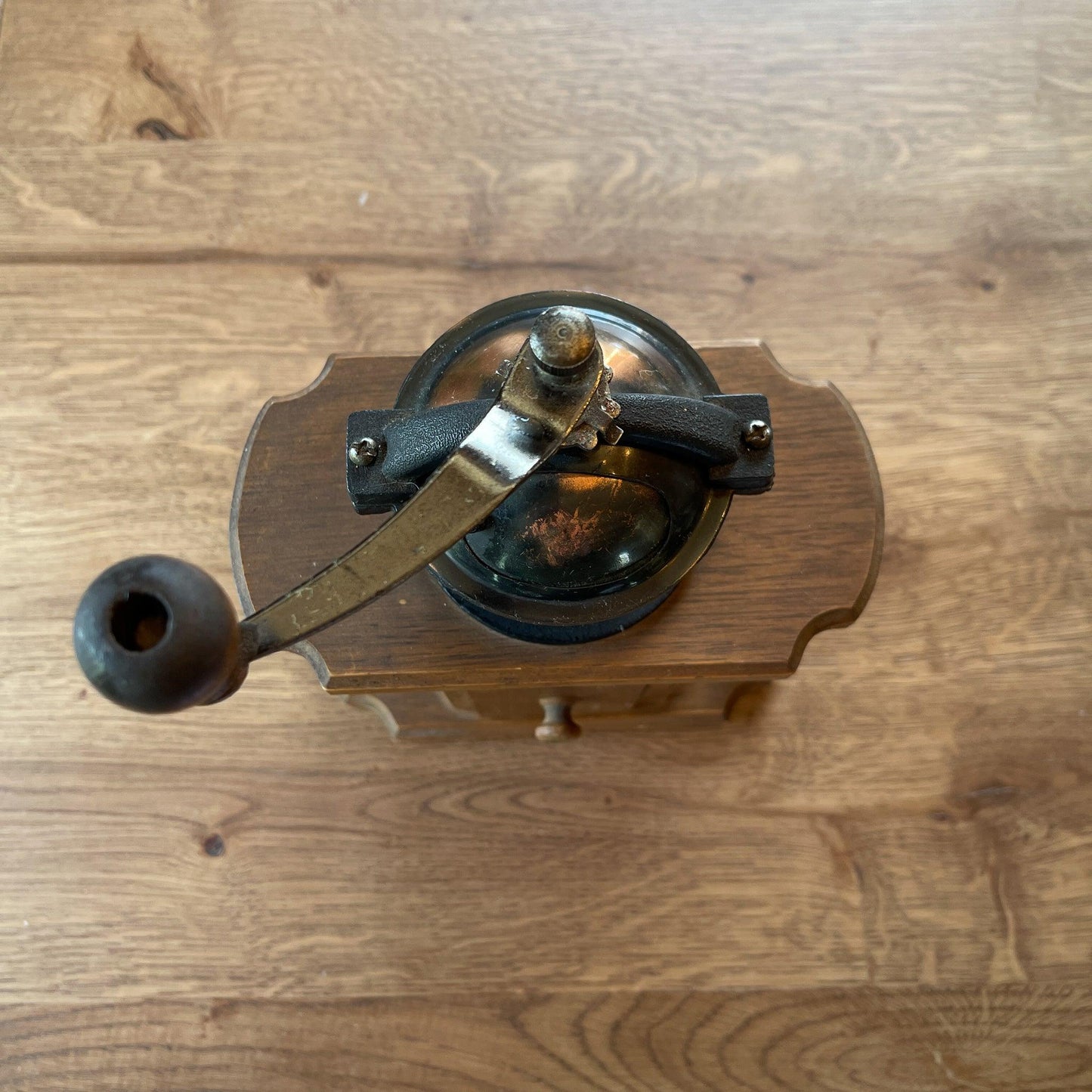 Antieke koffiemolen - Bamestra Curiosa