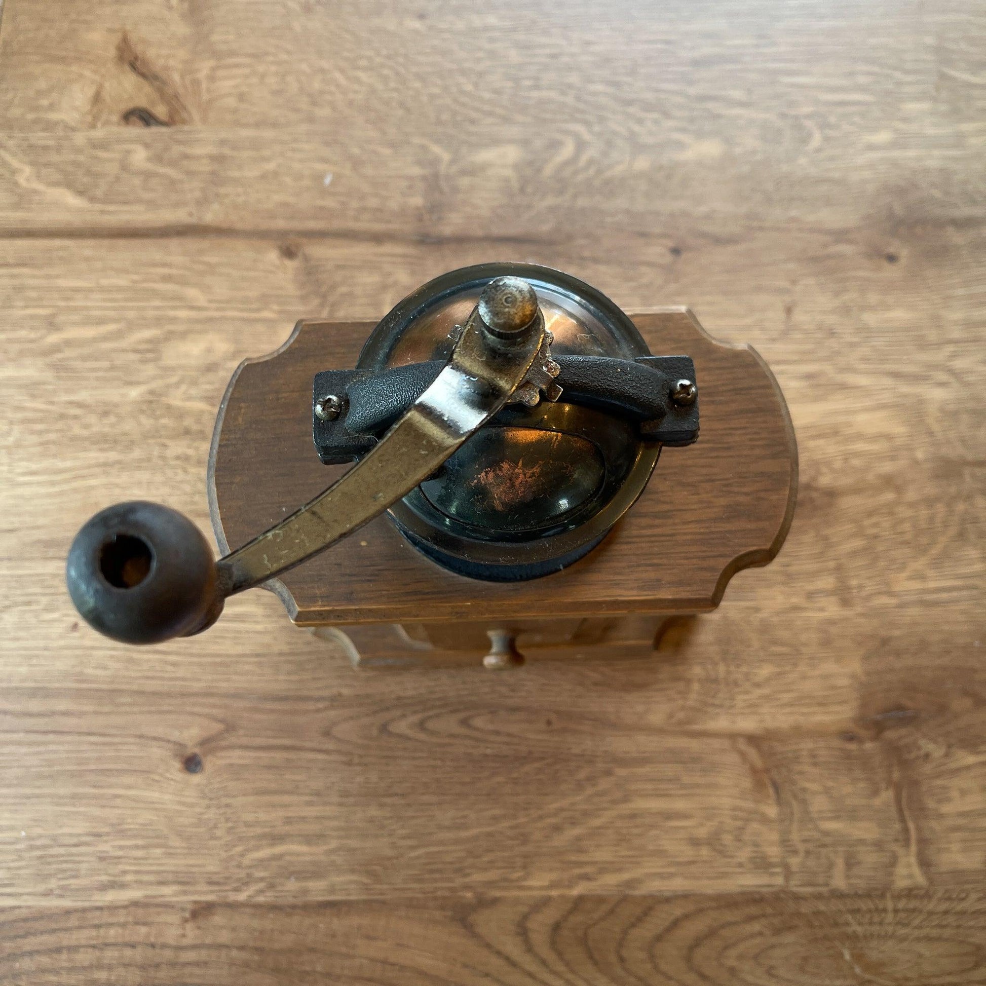 Antieke koffiemolen - Bamestra Curiosa