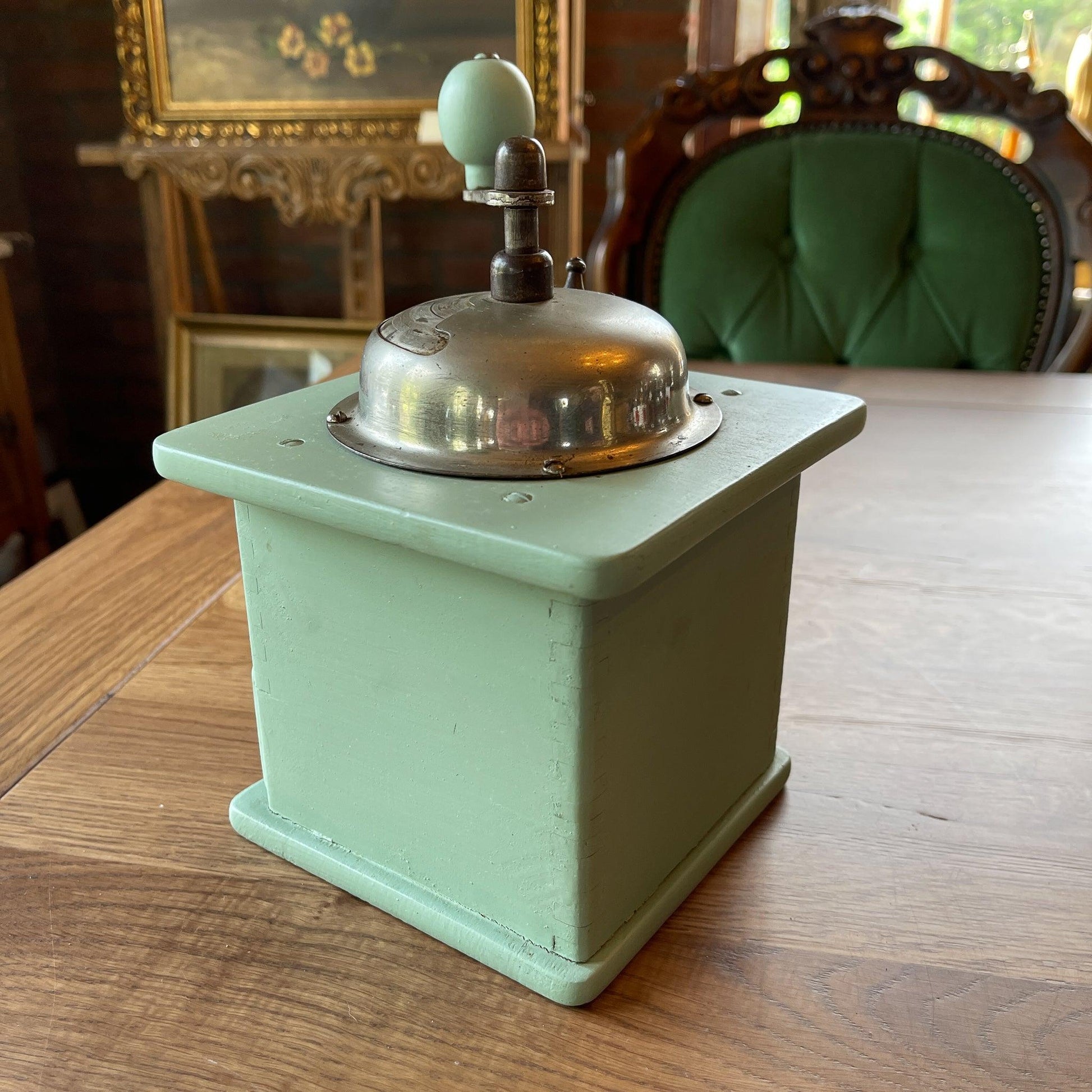 Antieke koffiemolen - Bamestra Curiosa