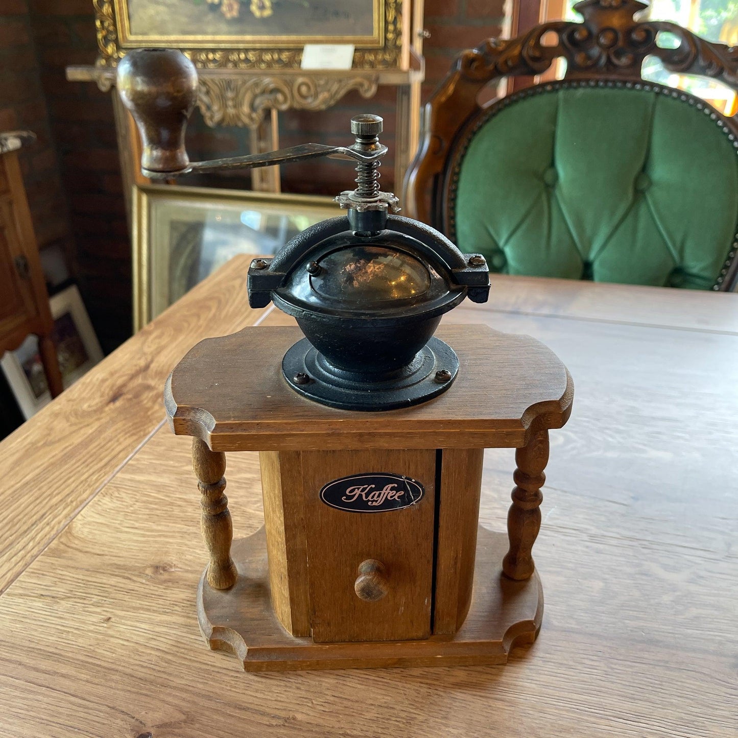 Antieke koffiemolen - Bamestra Curiosa