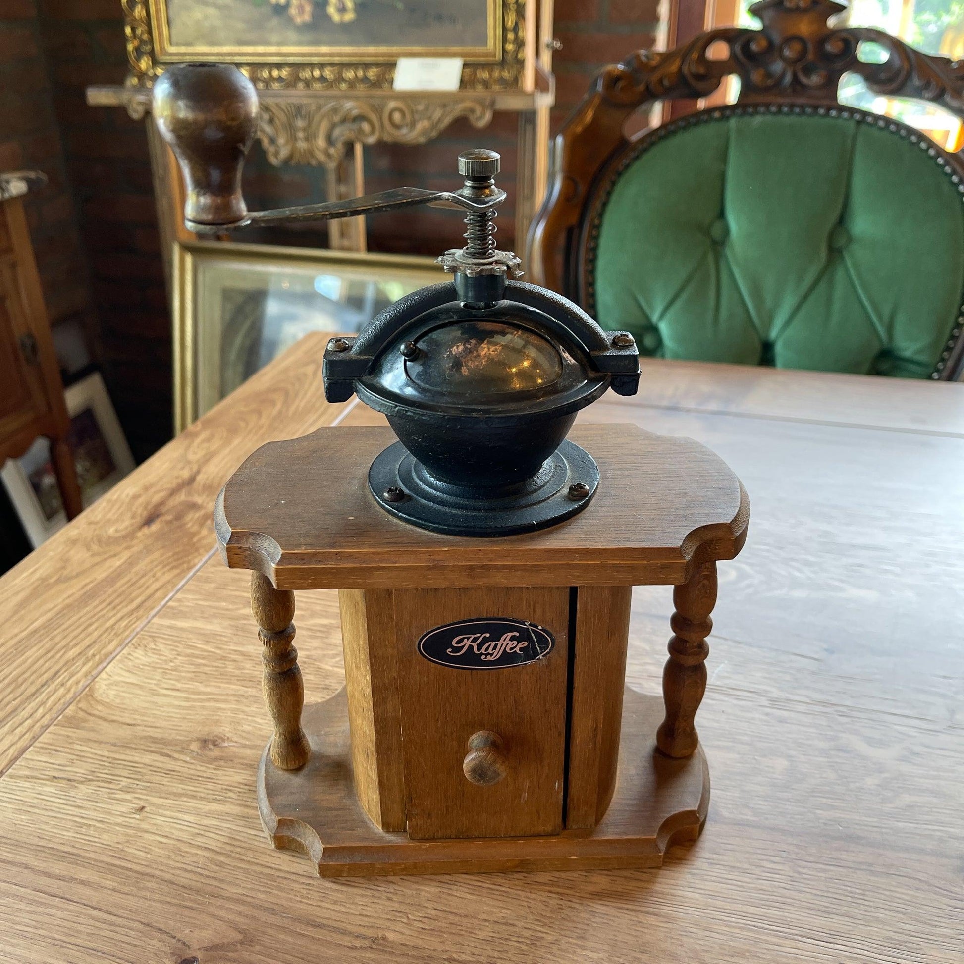 Antieke koffiemolen - Bamestra Curiosa