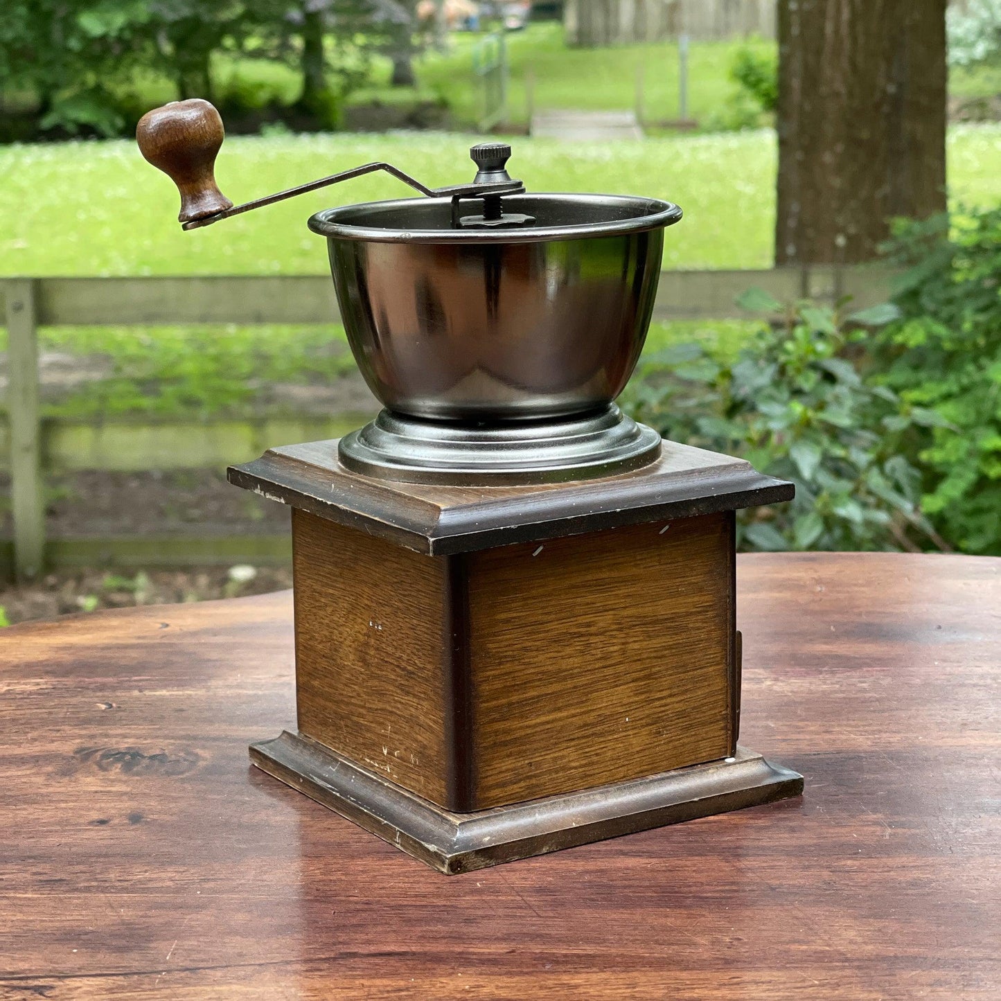 Antieke koffiemolen - Bamestra Curiosa