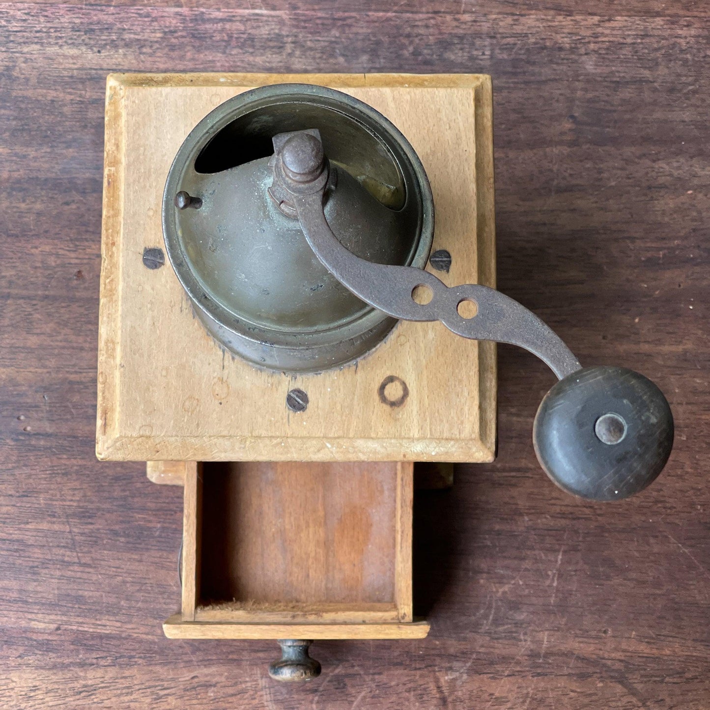 Antieke koffiemolen - Bamestra Curiosa