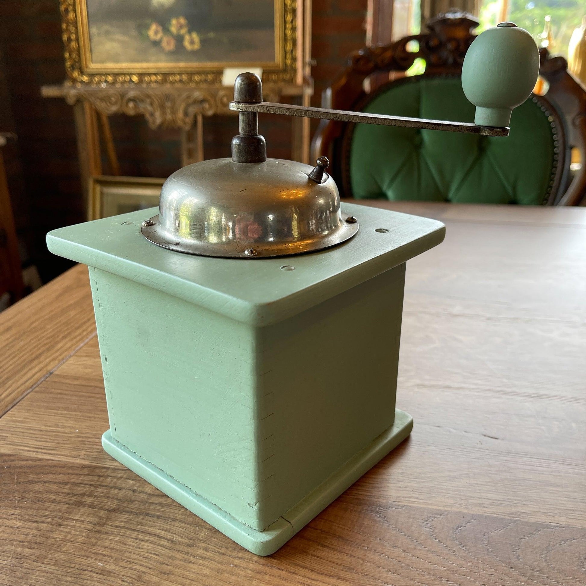 Antieke koffiemolen - Bamestra Curiosa