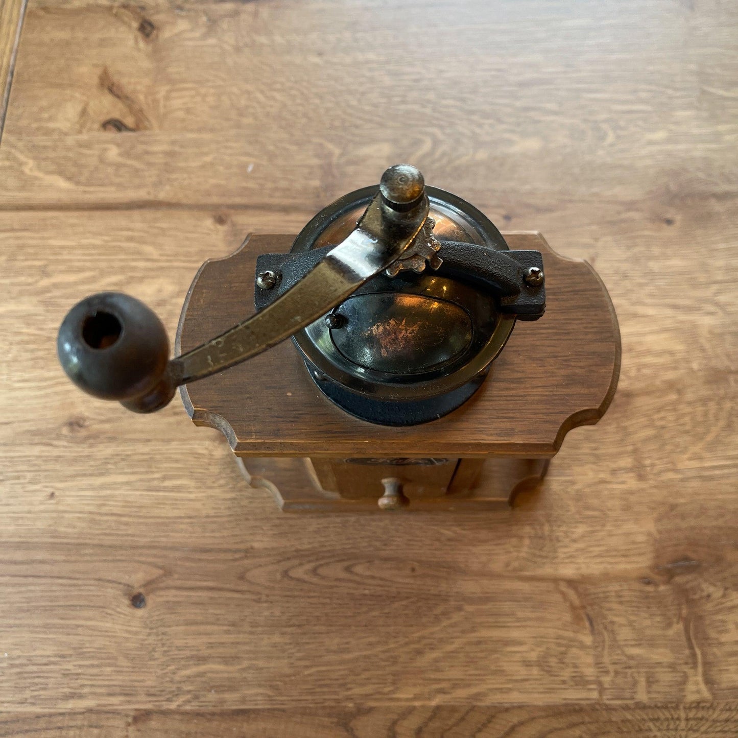 Antieke koffiemolen - Bamestra Curiosa