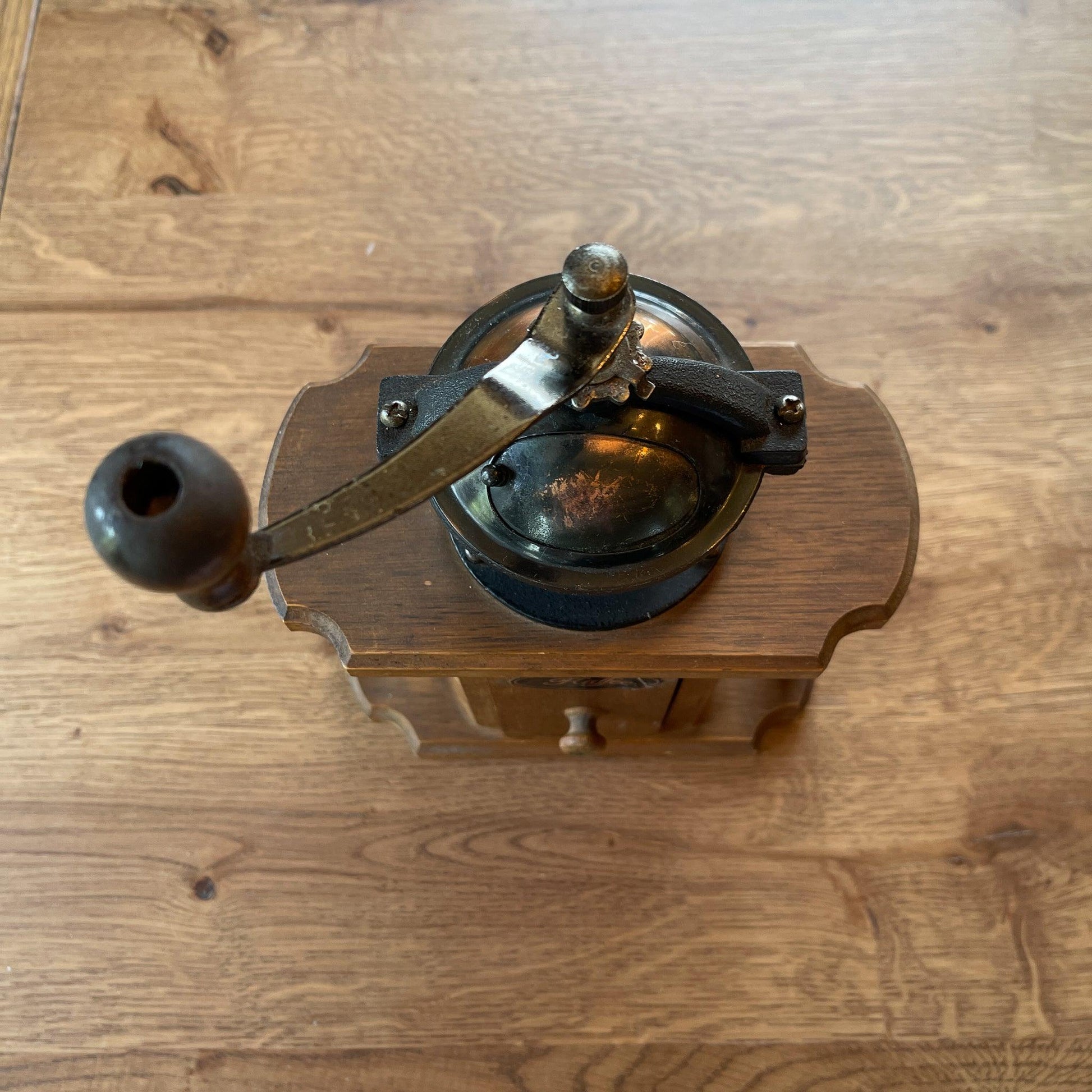 Antieke koffiemolen - Bamestra Curiosa