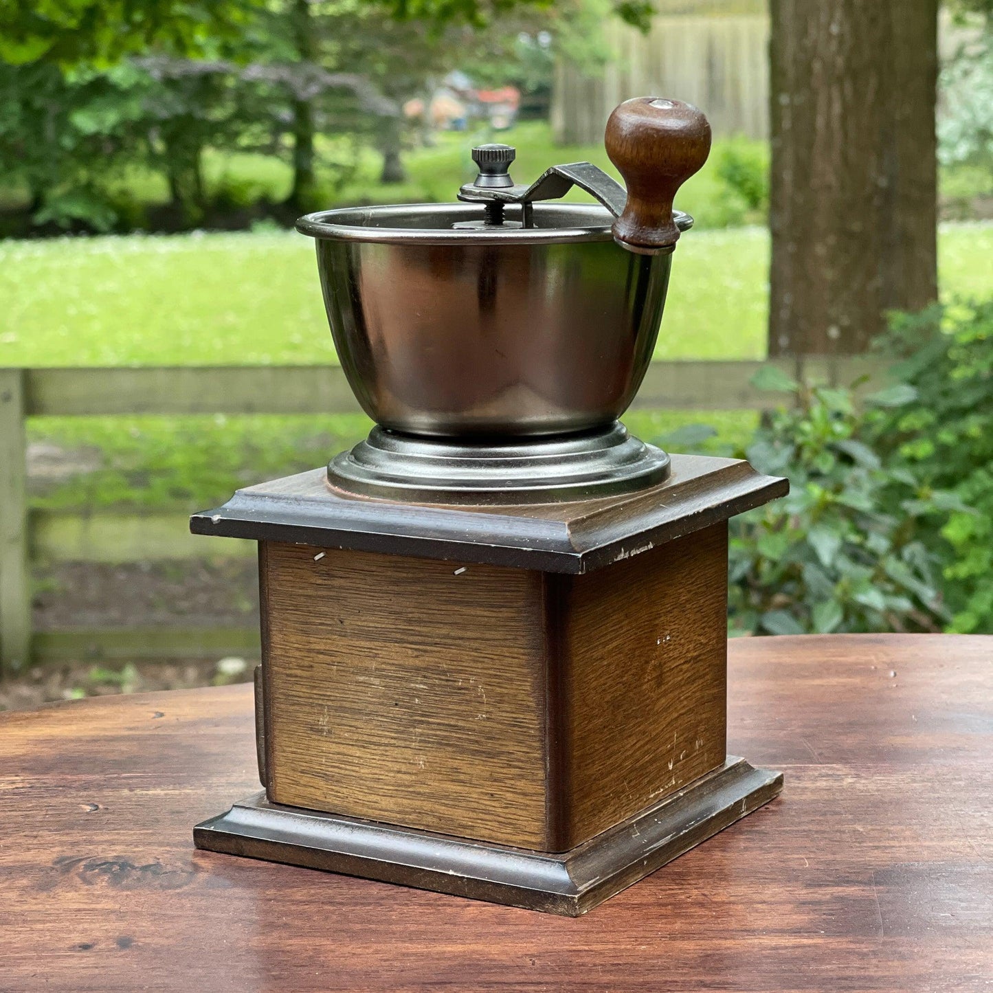 Antieke koffiemolen - Bamestra Curiosa