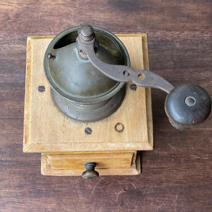 Antieke koffiemolen - Bamestra Curiosa