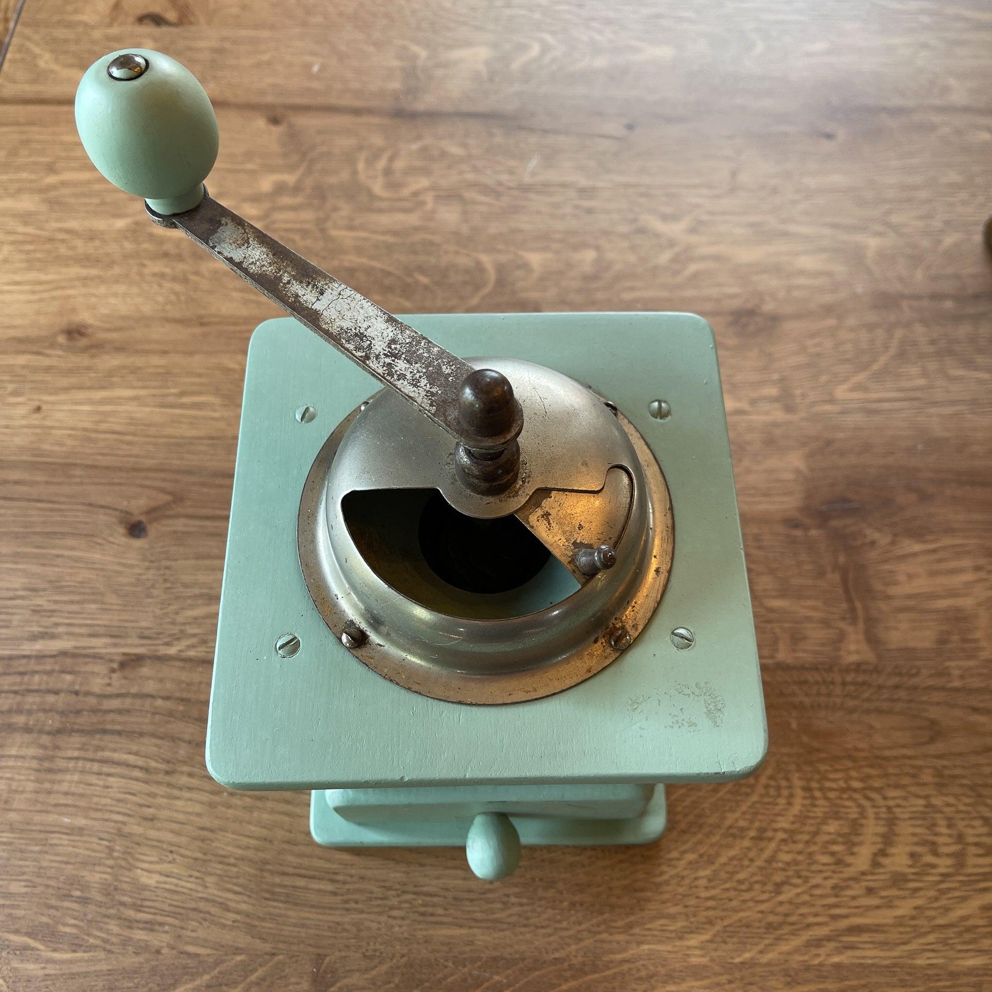 Antieke koffiemolen - Bamestra Curiosa