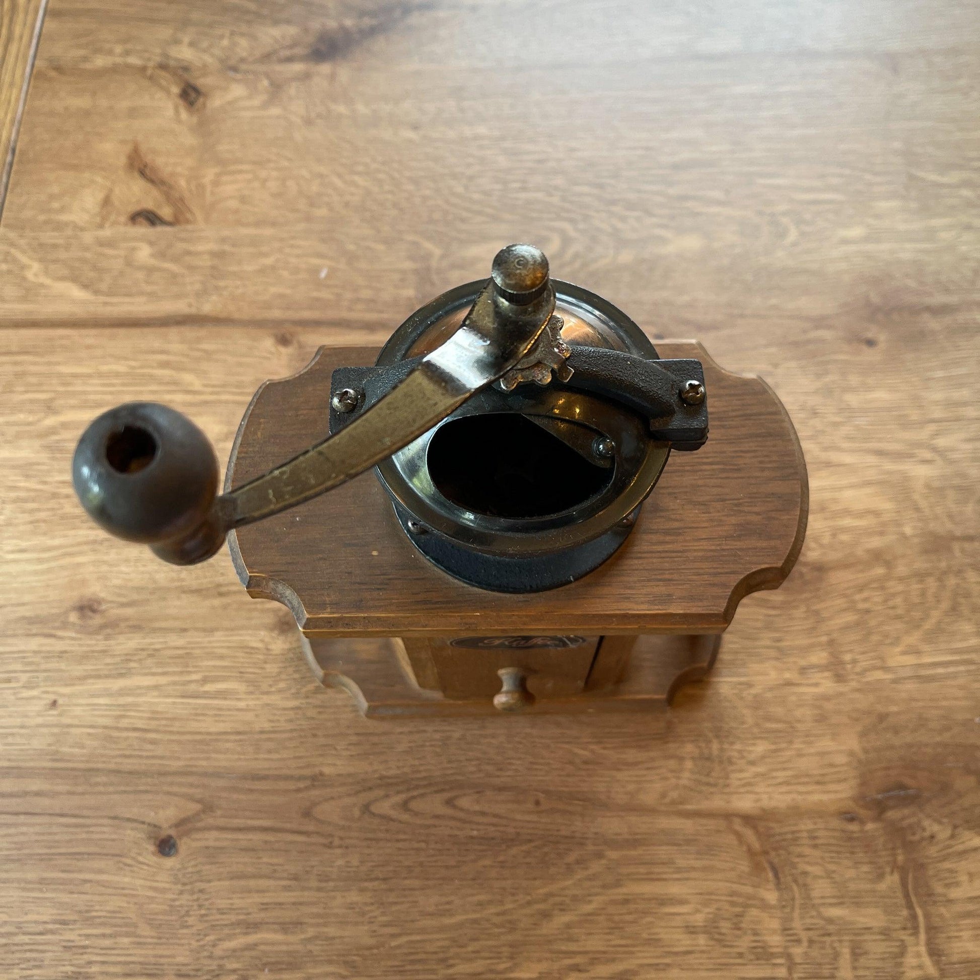 Antieke koffiemolen - Bamestra Curiosa