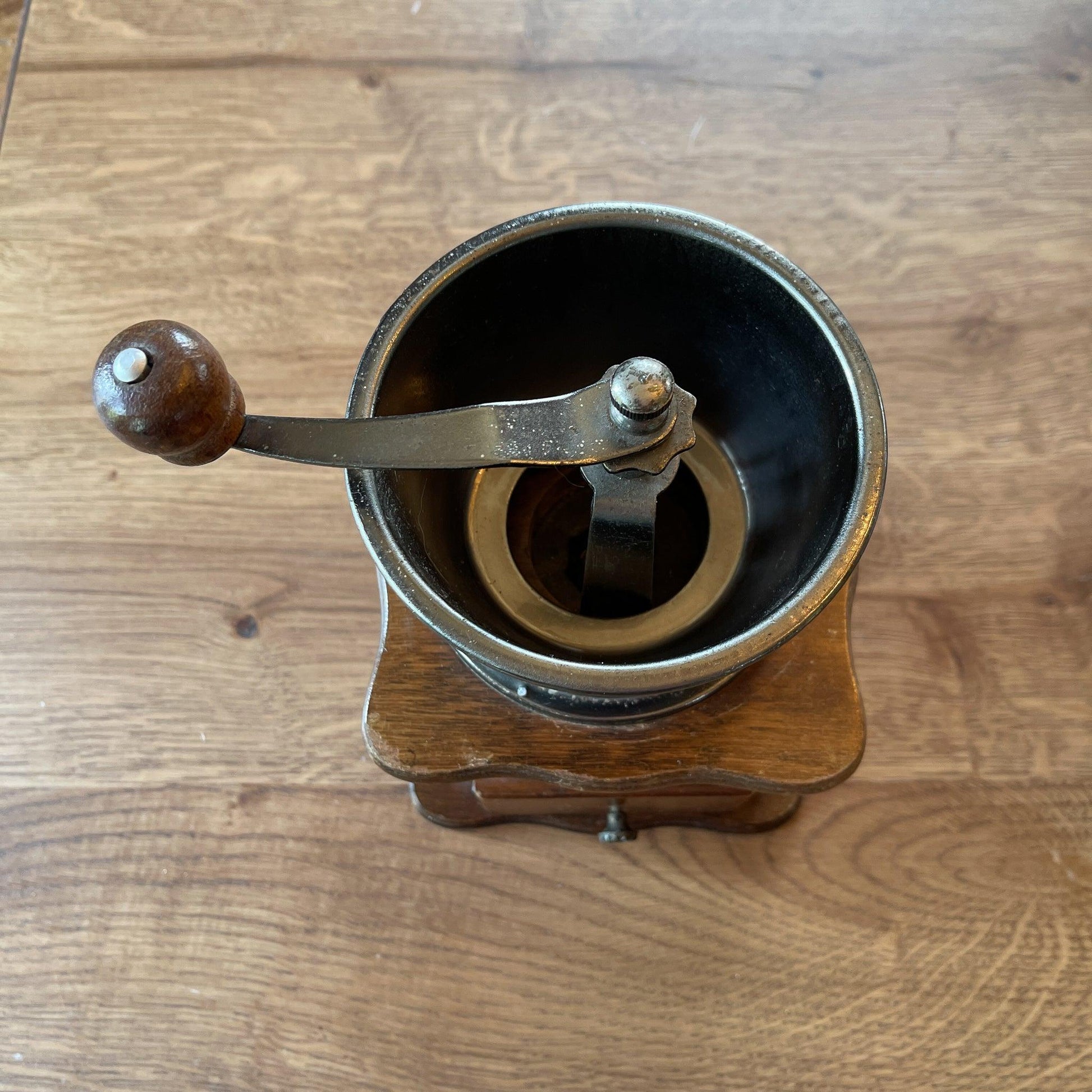 Antieke koffiemolen - Bamestra Curiosa