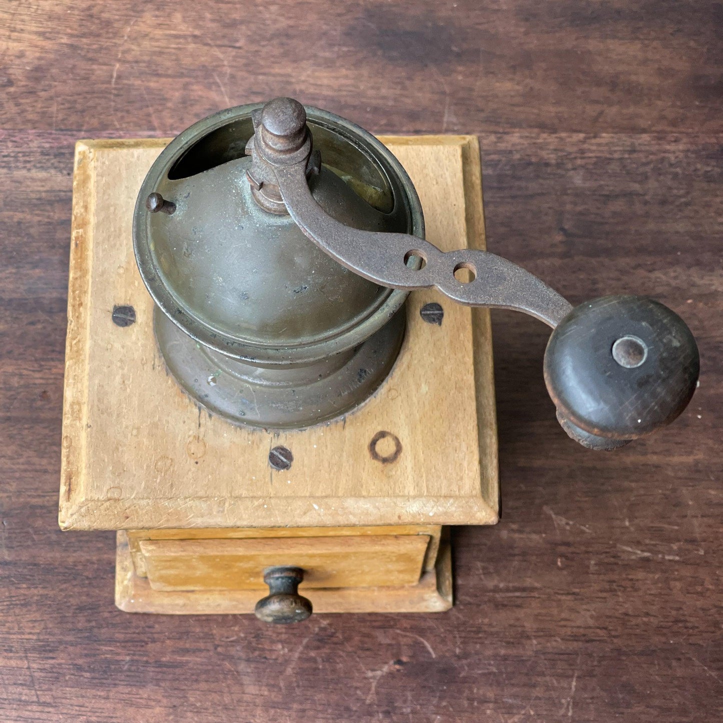 Antieke koffiemolen - Bamestra Curiosa