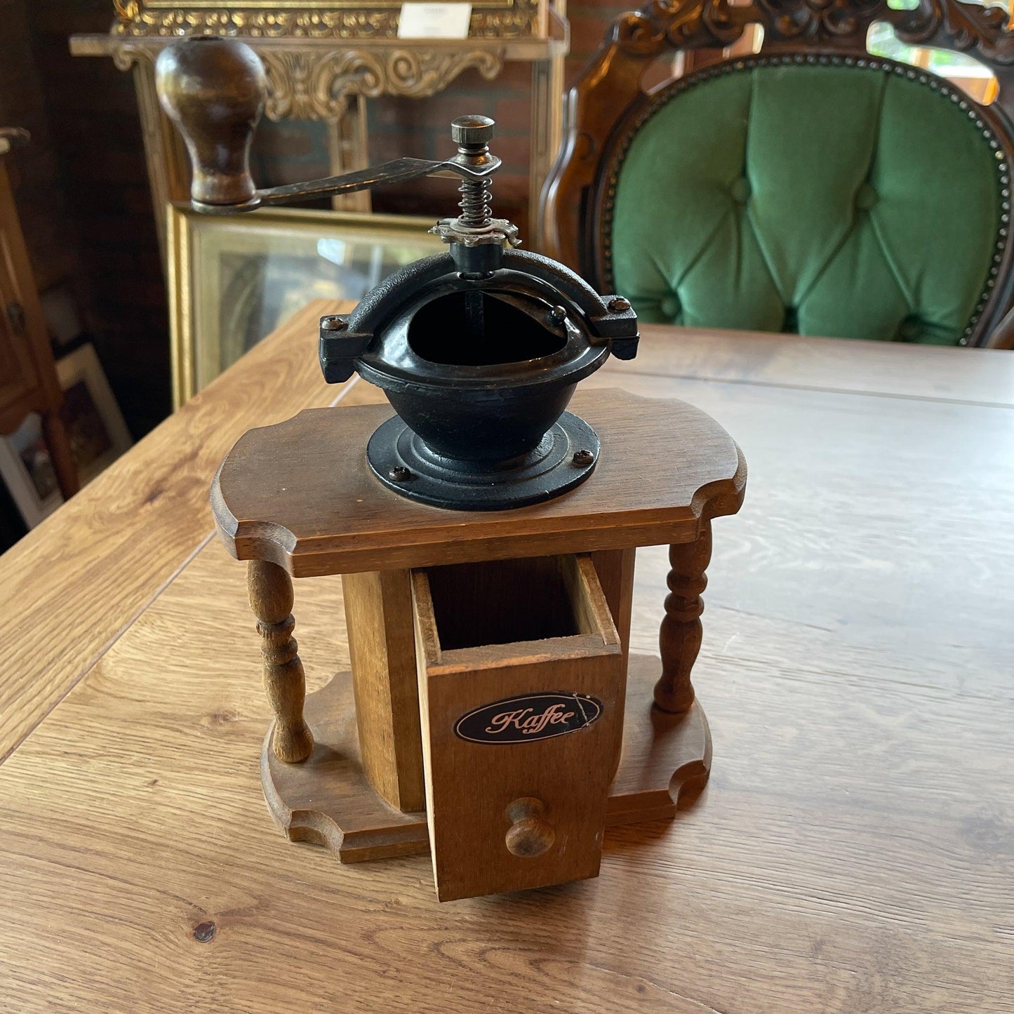 Antieke koffiemolen - Bamestra Curiosa