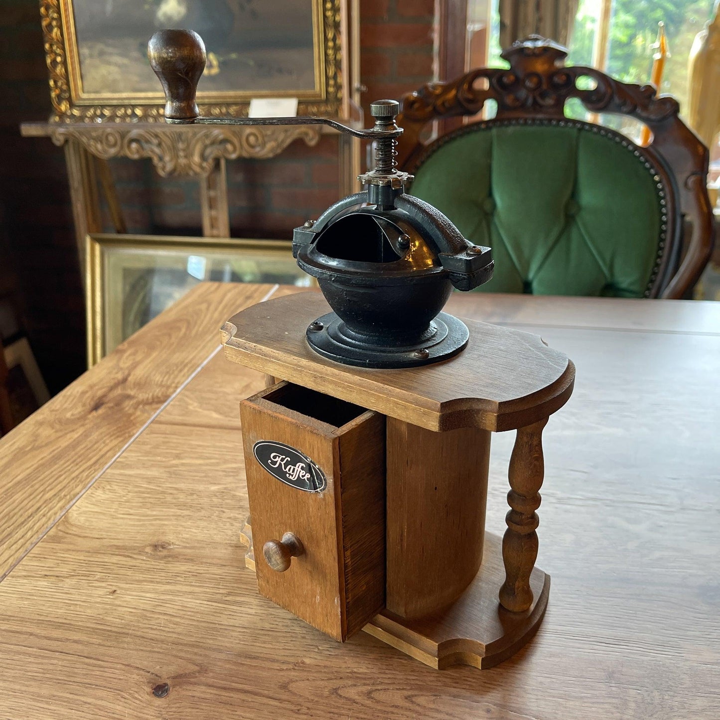 Antieke koffiemolen - Bamestra Curiosa