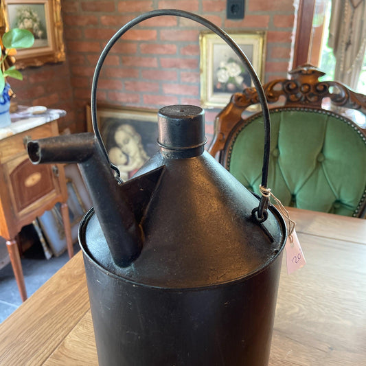 Antieke metalen oliekan - Bamestra Curiosa