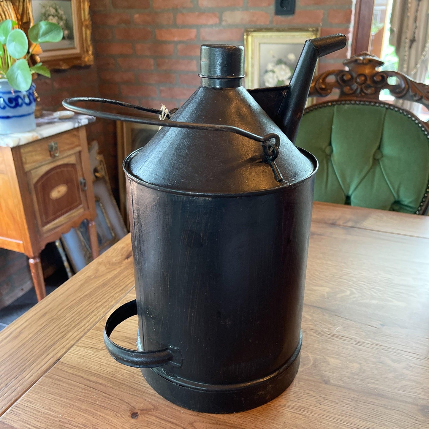 Antieke metalen oliekan - Bamestra Curiosa