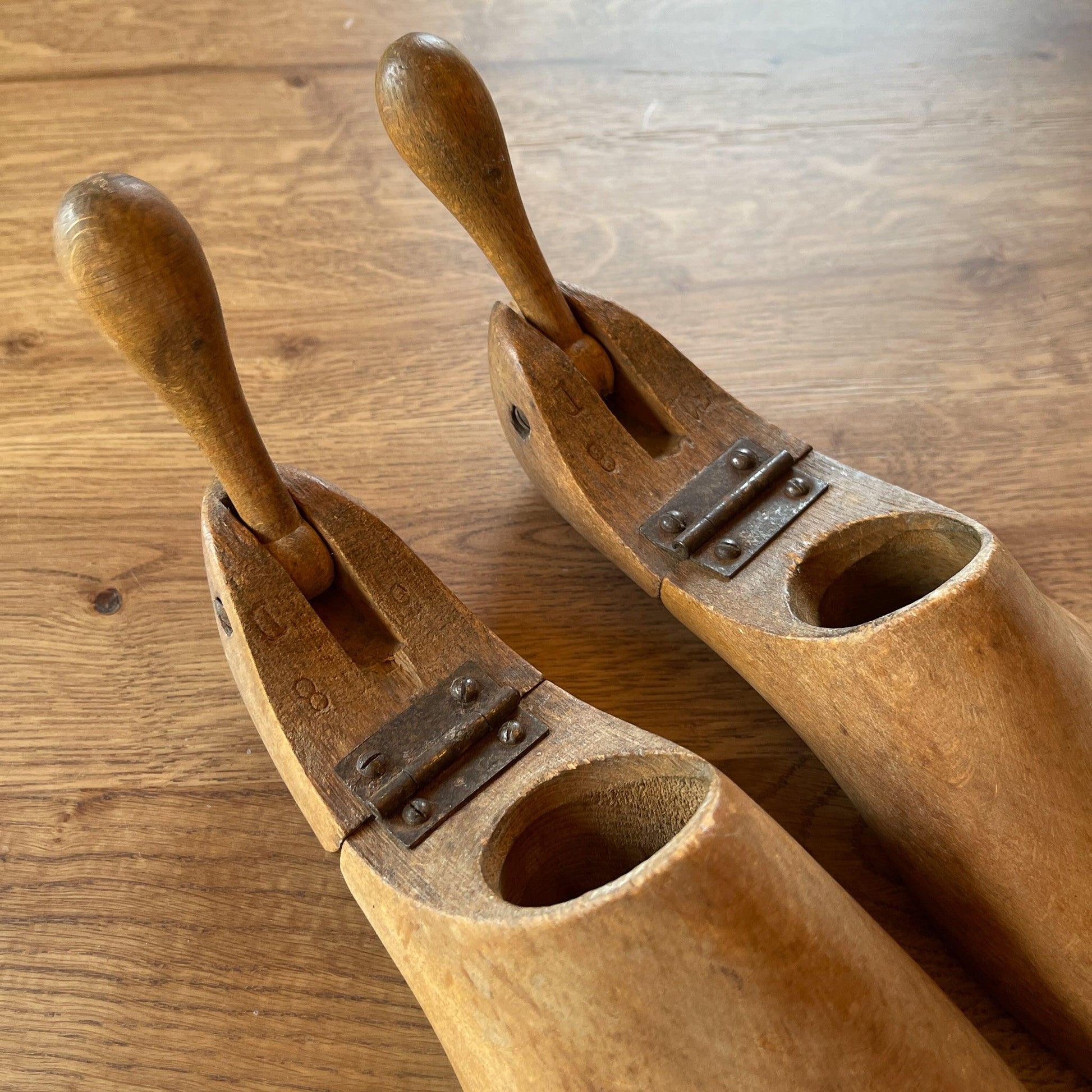 Antieke schoenspanners / mallen - Bamestra Curiosa