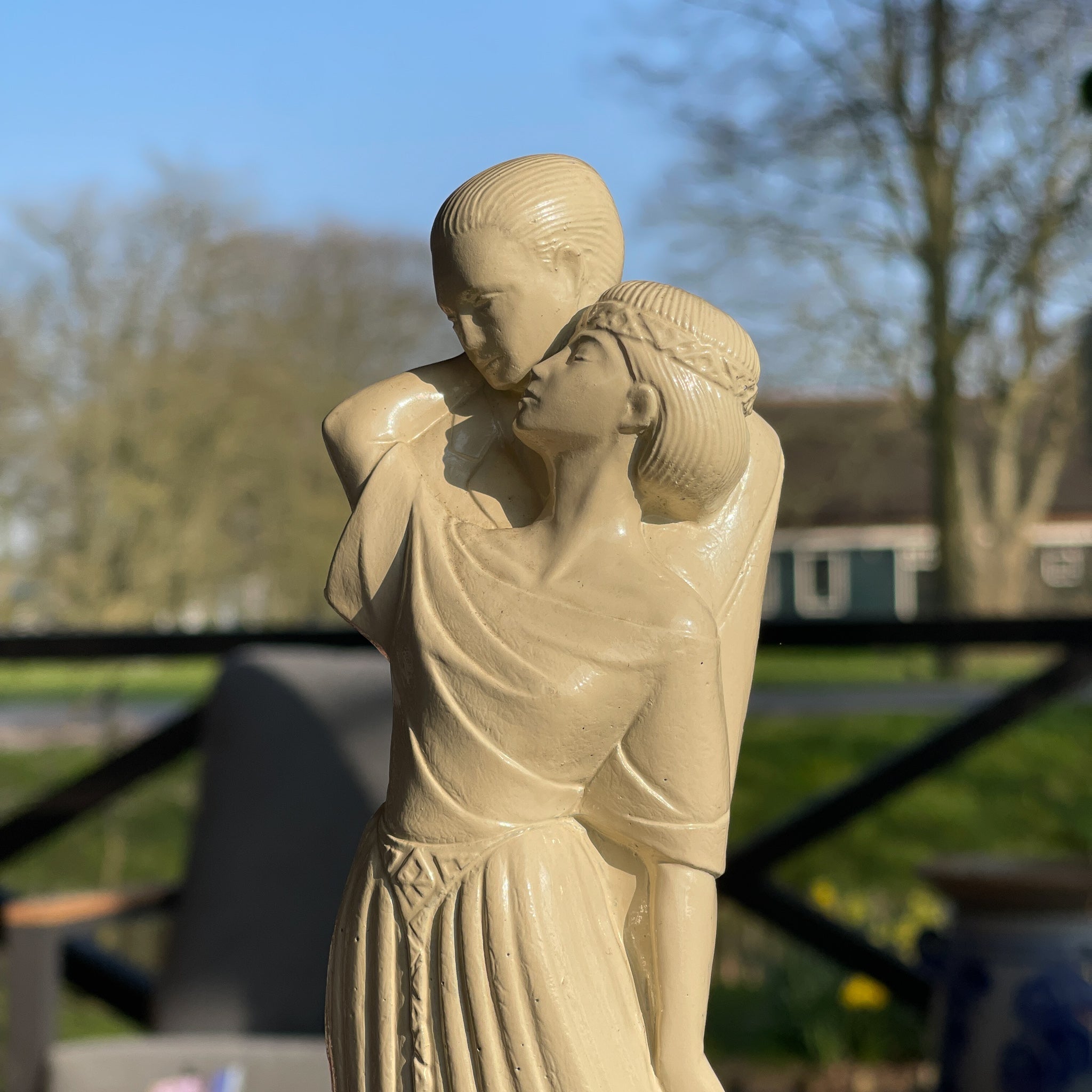 Beeldje van amoureus paar door Ed van Rosmalen - The Collectionist