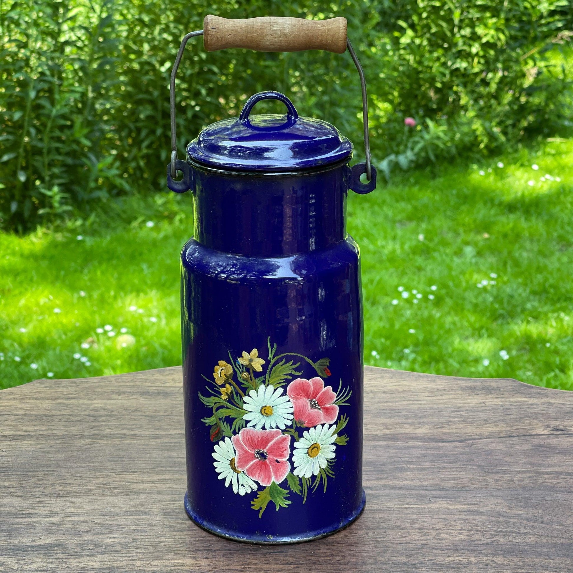 Beschilderde emaille melkbus - Bamestra Curiosa