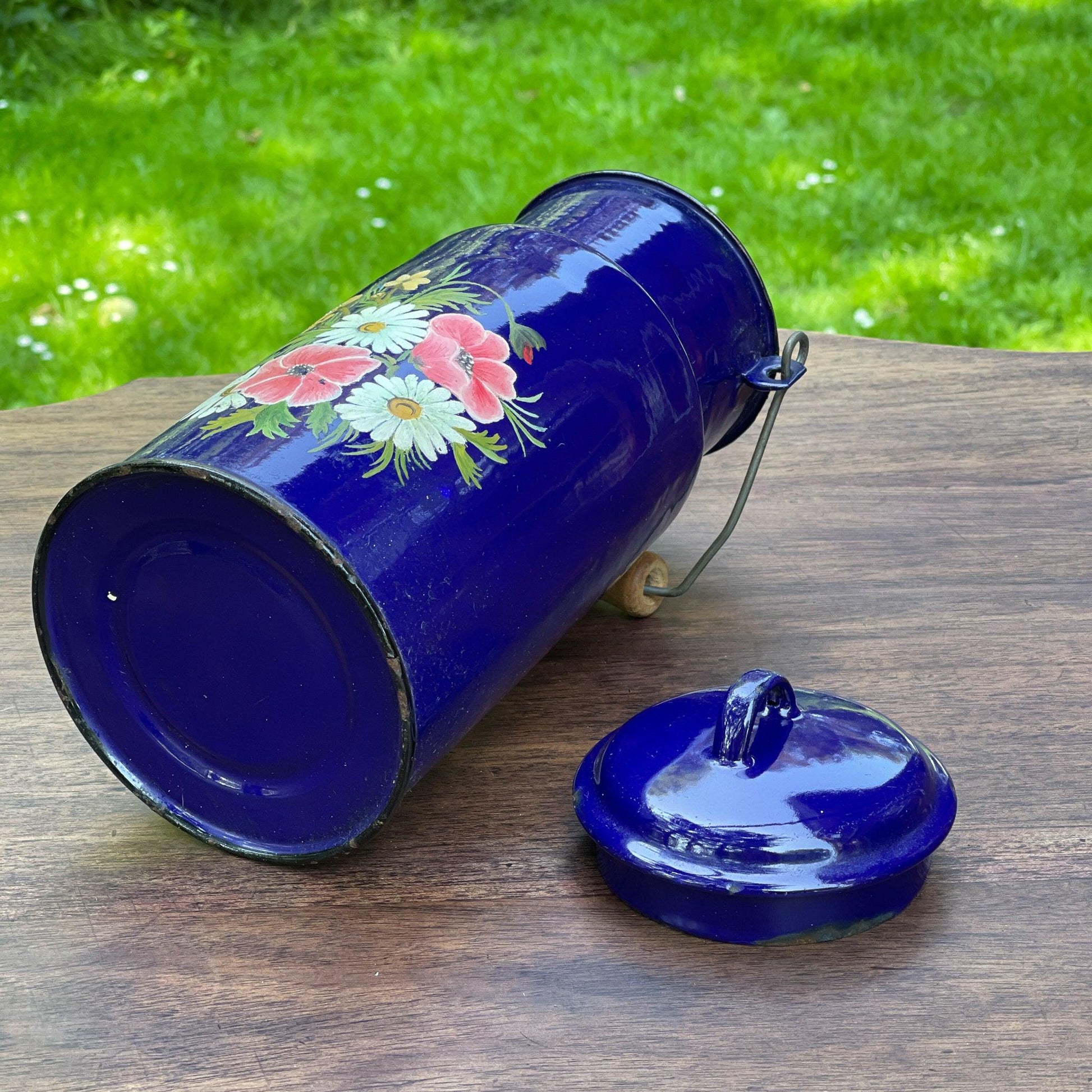 Beschilderde emaille melkbus - Bamestra Curiosa