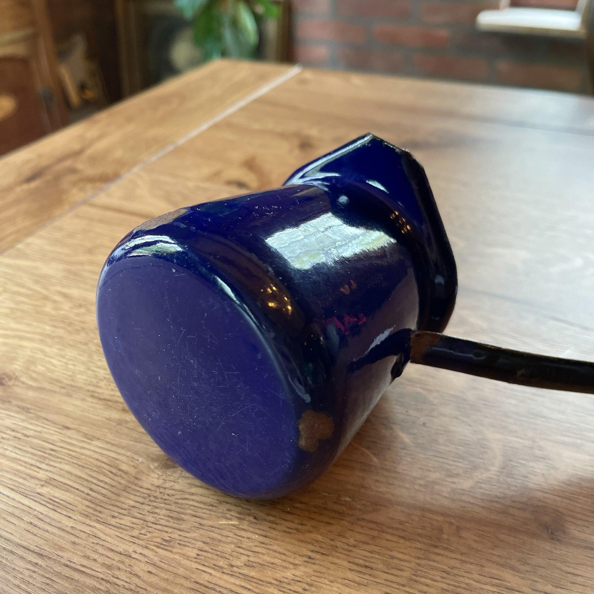 Blauw emaille schenkkannetje - Bamestra Curiosa