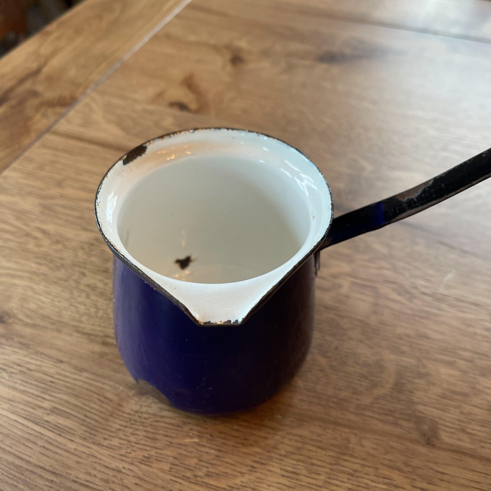 Blauw emaille schenkkannetje - Bamestra Curiosa