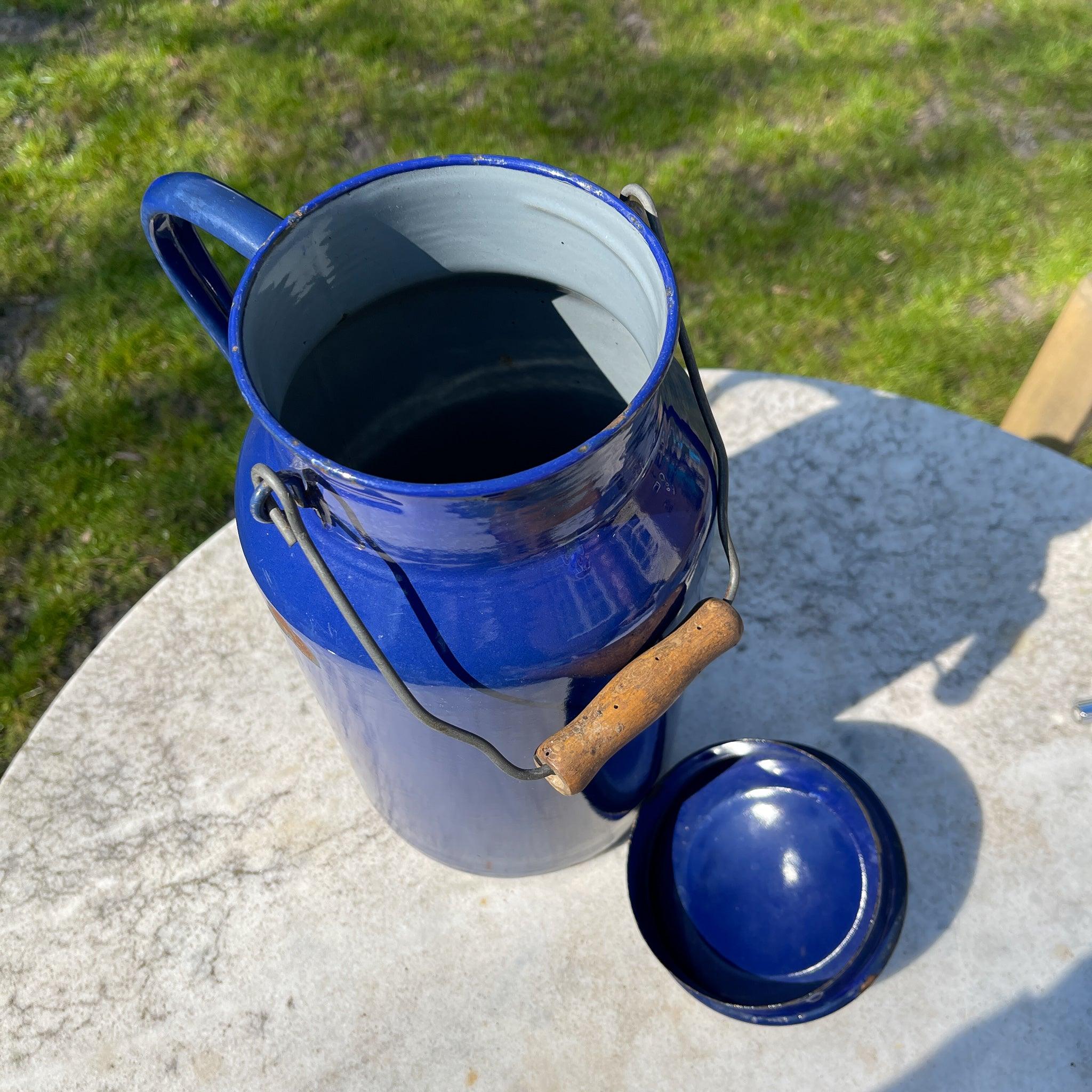 Blauwe emaille melkbus met deksel en houten handvat - The Collectionist