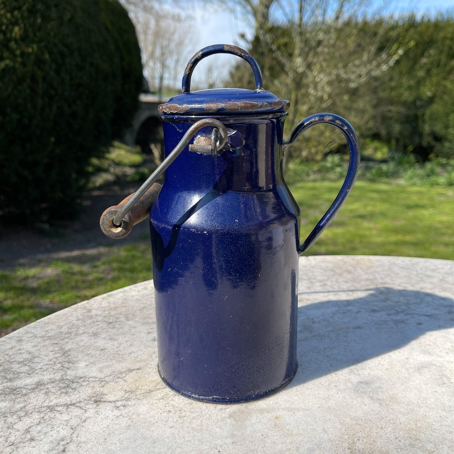 Blauwe emaille melkbus met deksel en houten handvat - Bamestra Curiosa