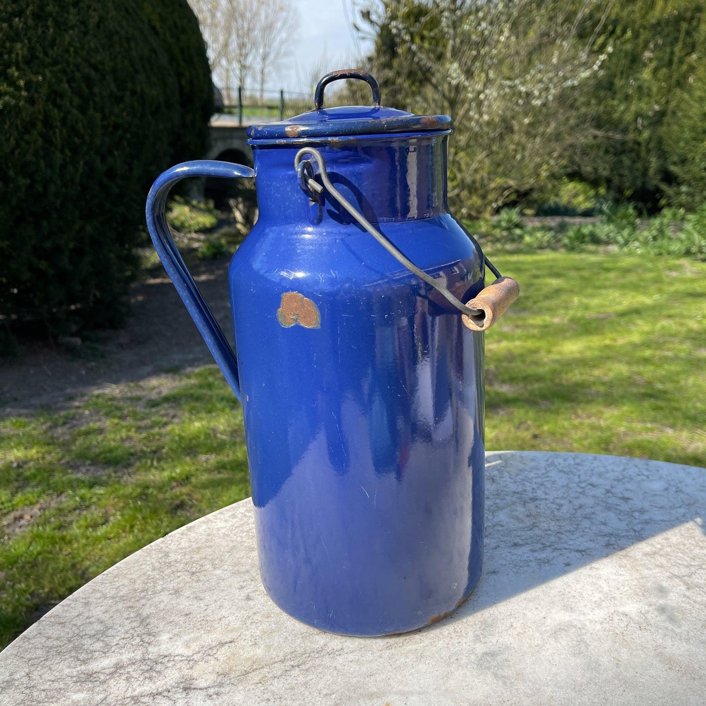 Blauwe emaille melkbus met deksel en houten handvat - Bamestra Curiosa