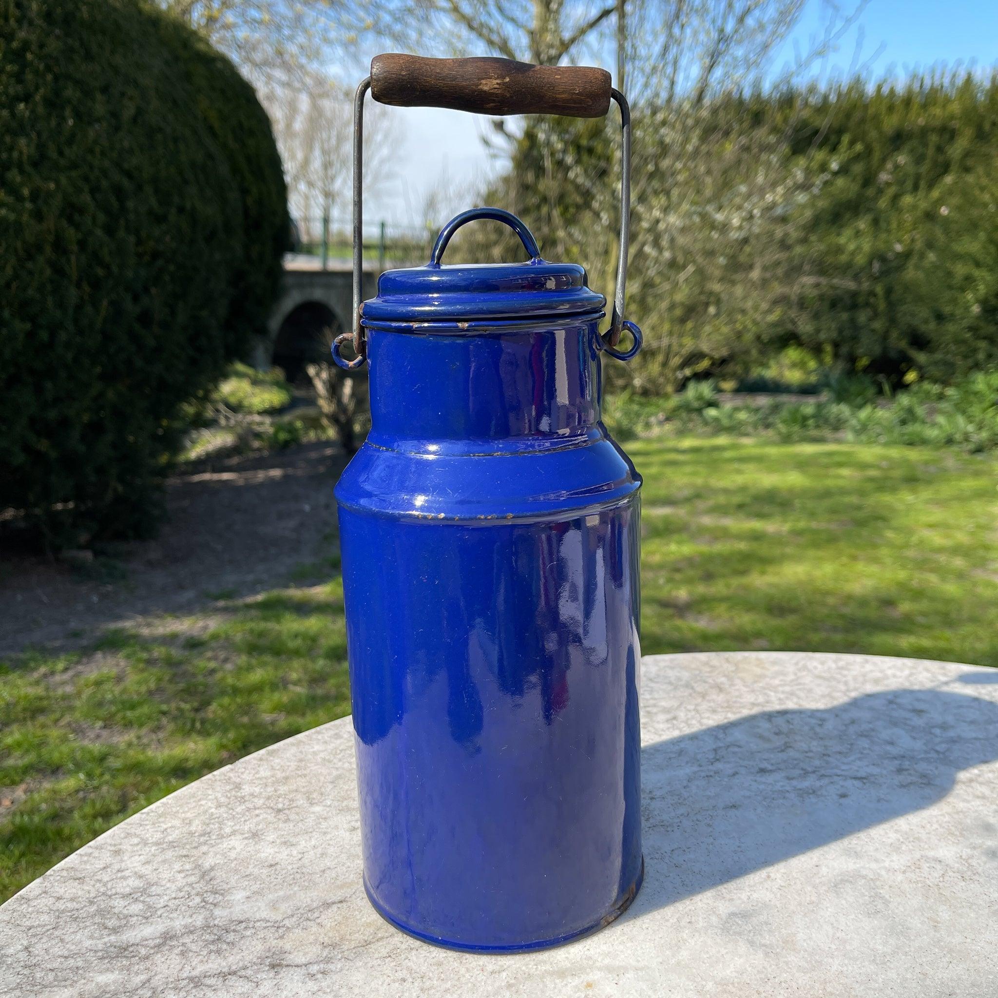 Blauwe emaille melkbus met deksel en houten handvat - Bamestra Curiosa