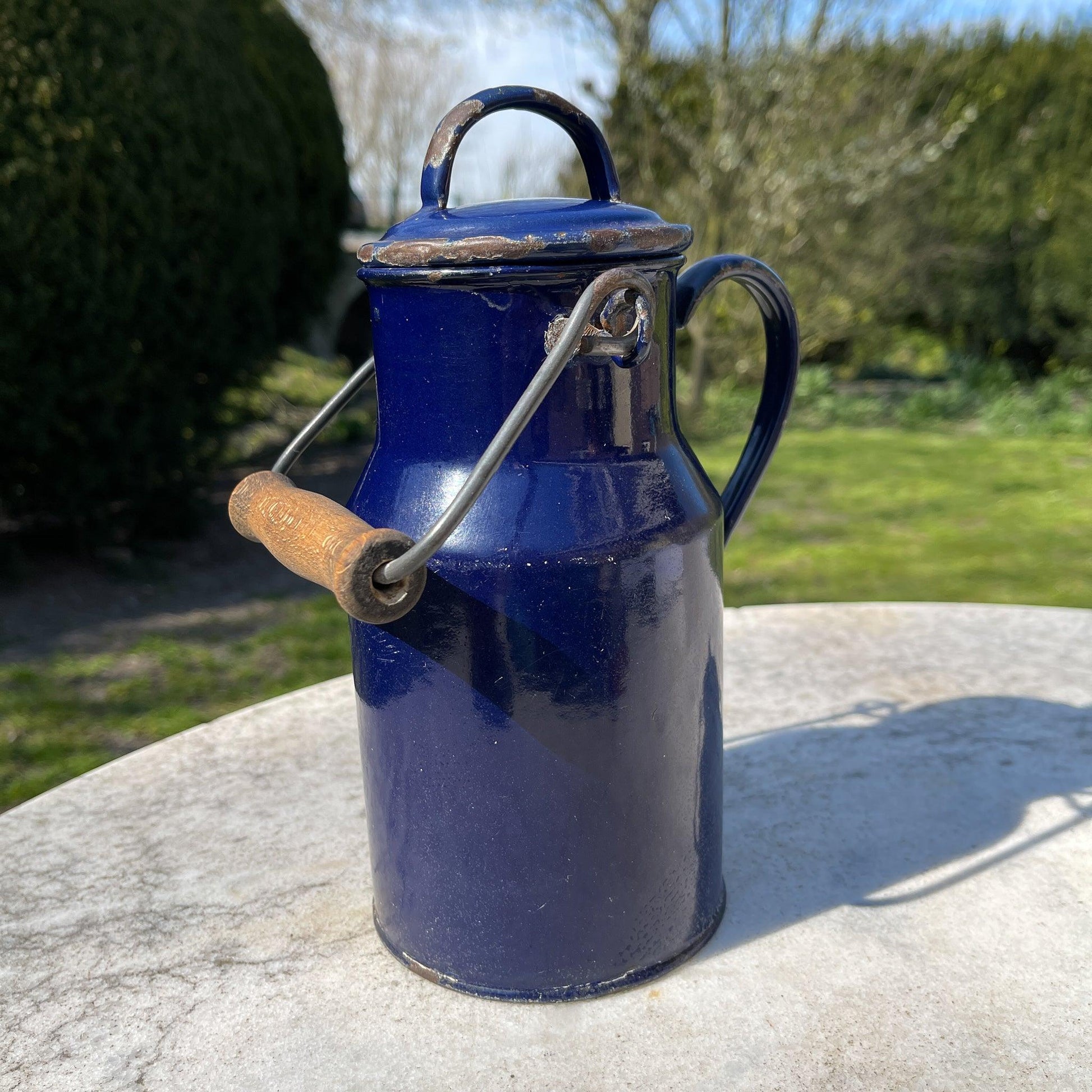 Blauwe emaille melkbus met deksel en houten handvat - Bamestra Curiosa