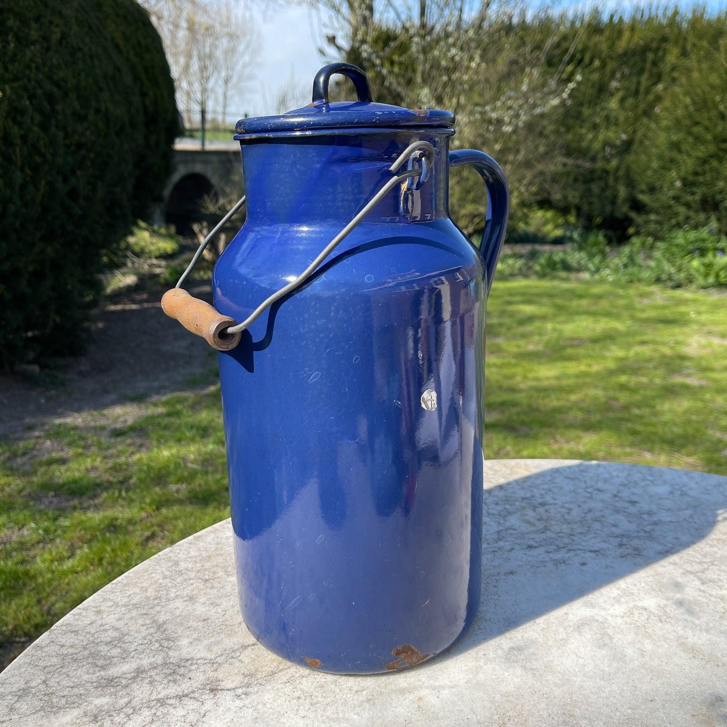 Blauwe emaille melkbus met deksel en houten handvat - Bamestra Curiosa