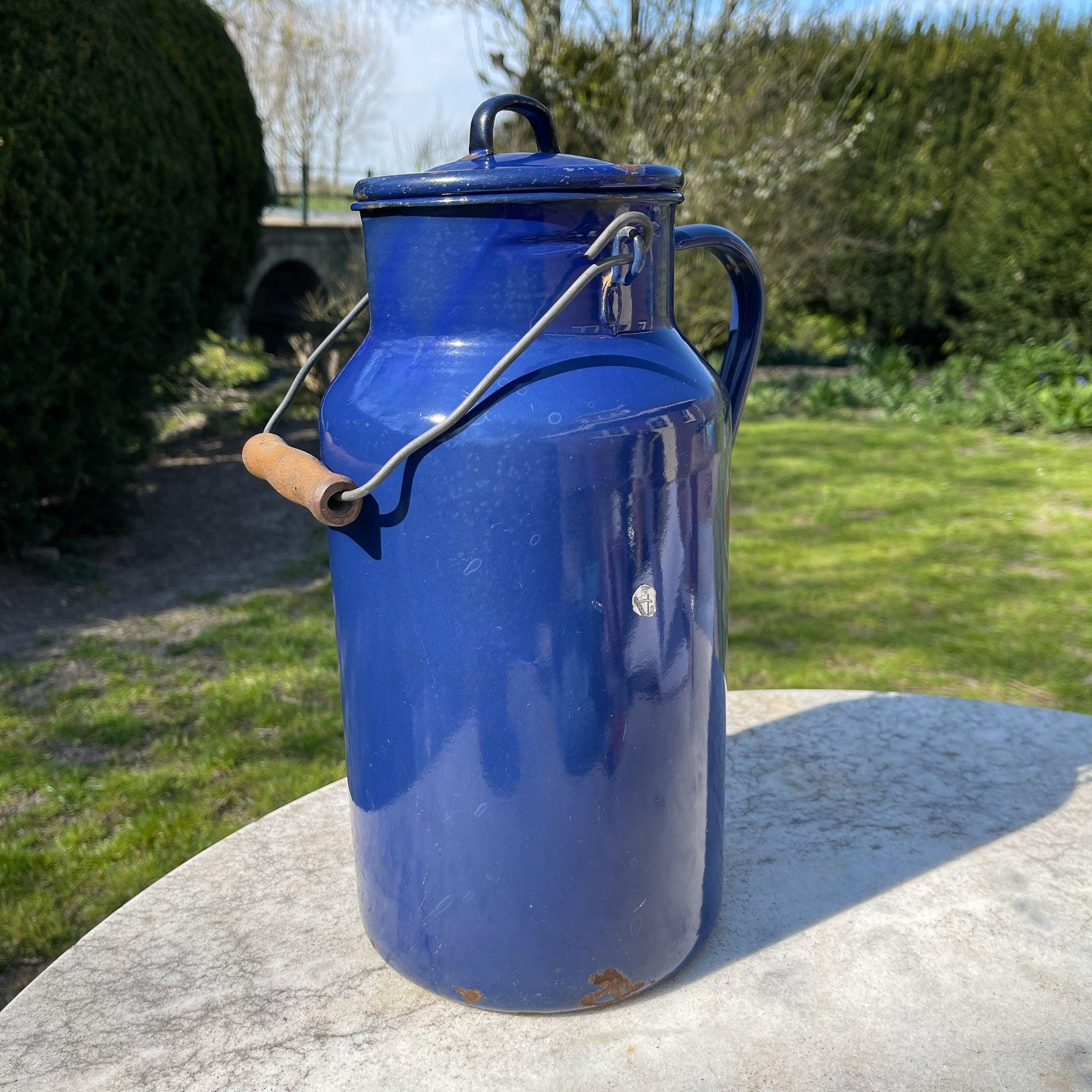 Blauwe emaille melkbus met deksel en houten handvat - Bamestra Curiosa