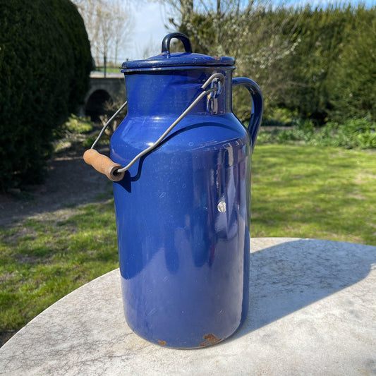 Blauwe emaille melkbus met deksel en houten handvat - Bamestra Curiosa