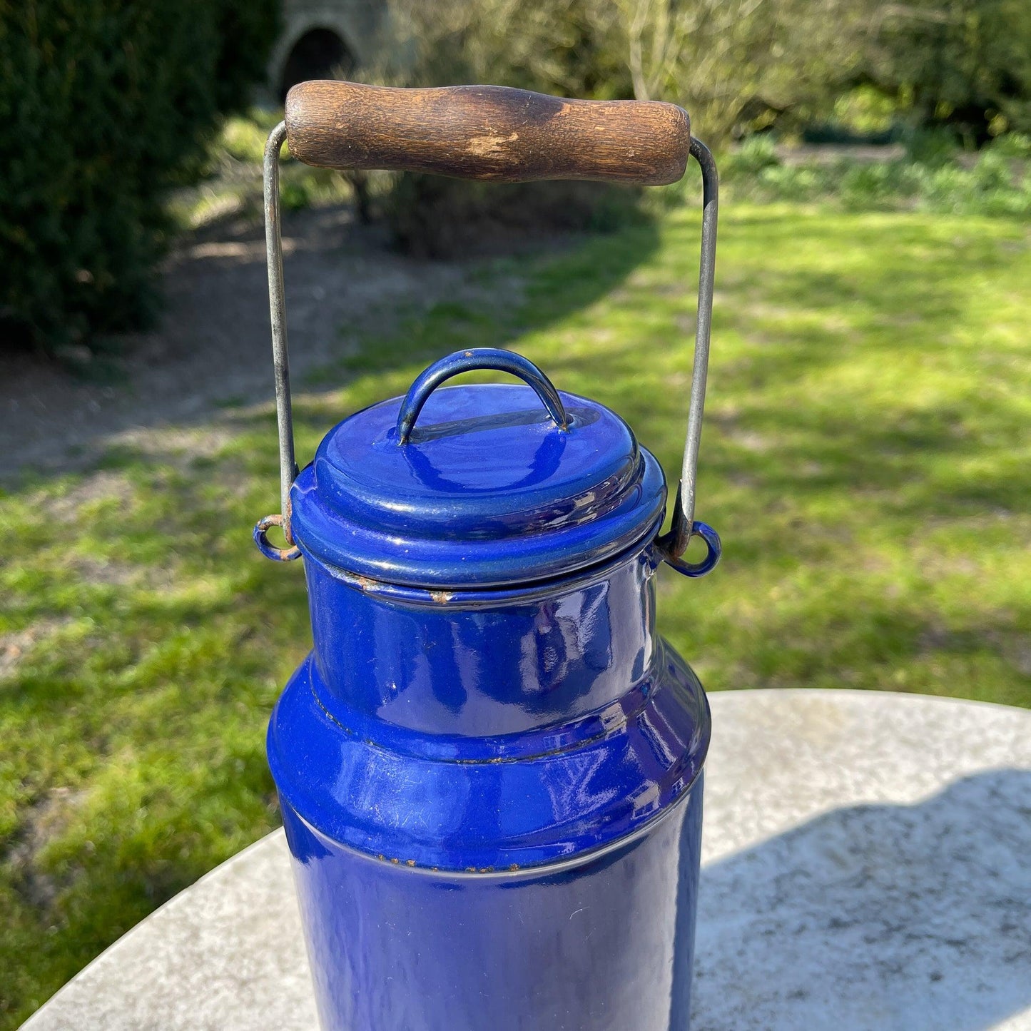 Blauwe emaille melkbus met deksel en houten handvat - Bamestra Curiosa