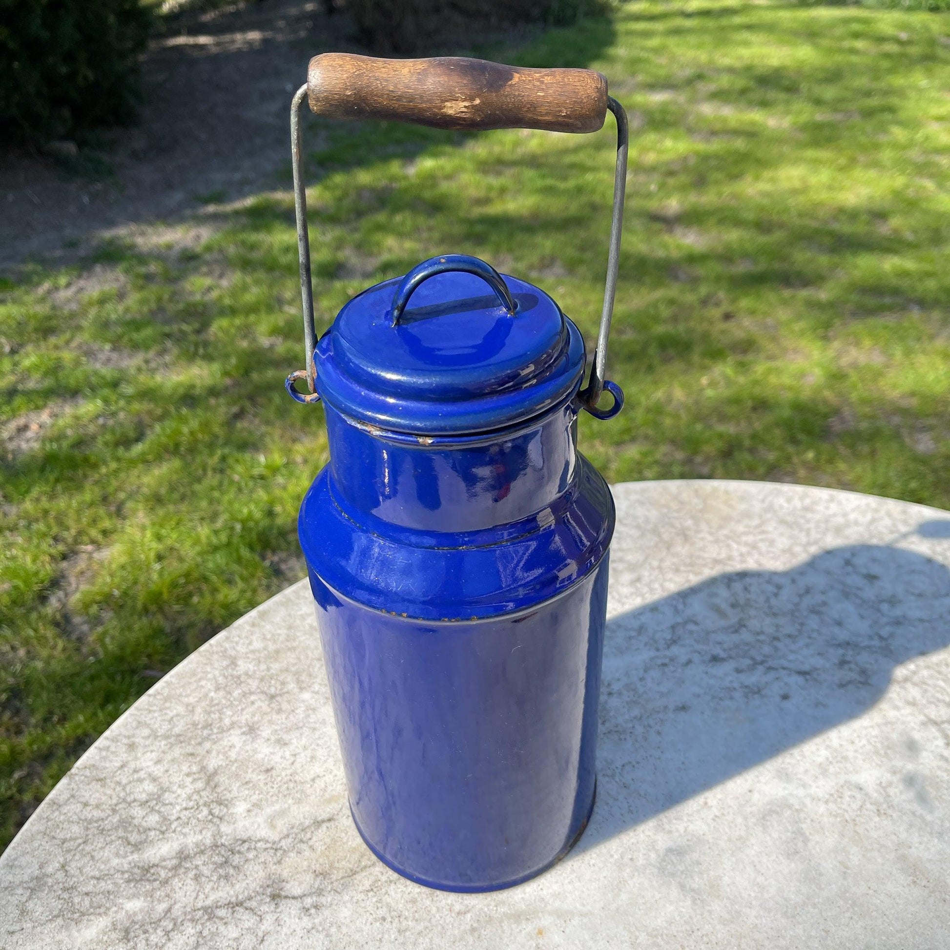 Blauwe emaille melkbus met deksel en houten handvat - Bamestra Curiosa